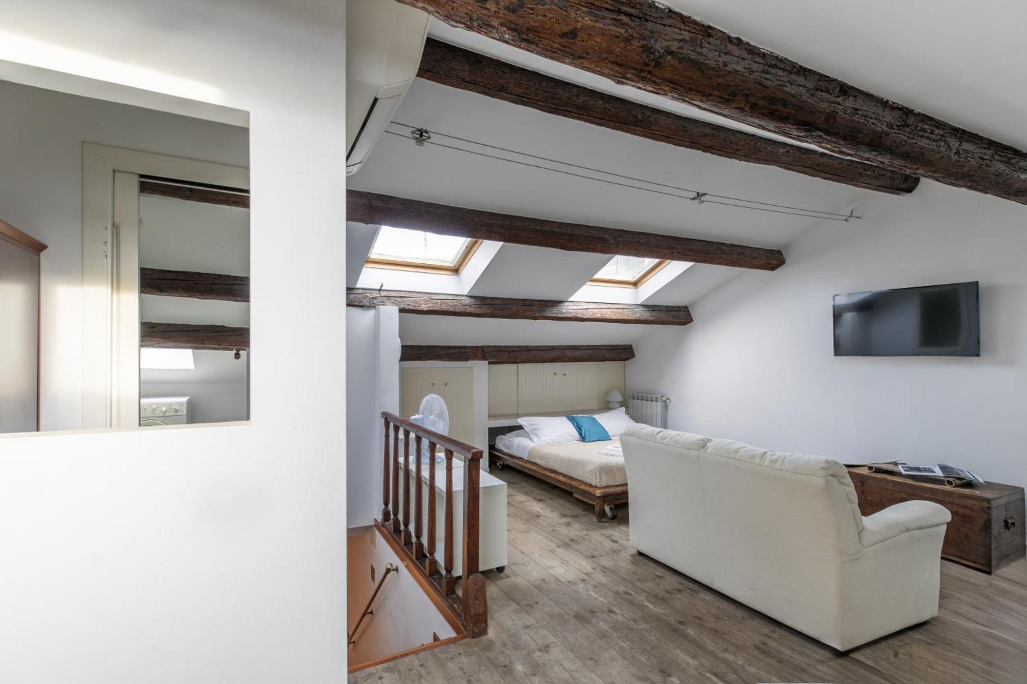 Lovely Attic For 4 Person With Wifi - A/c Apartment