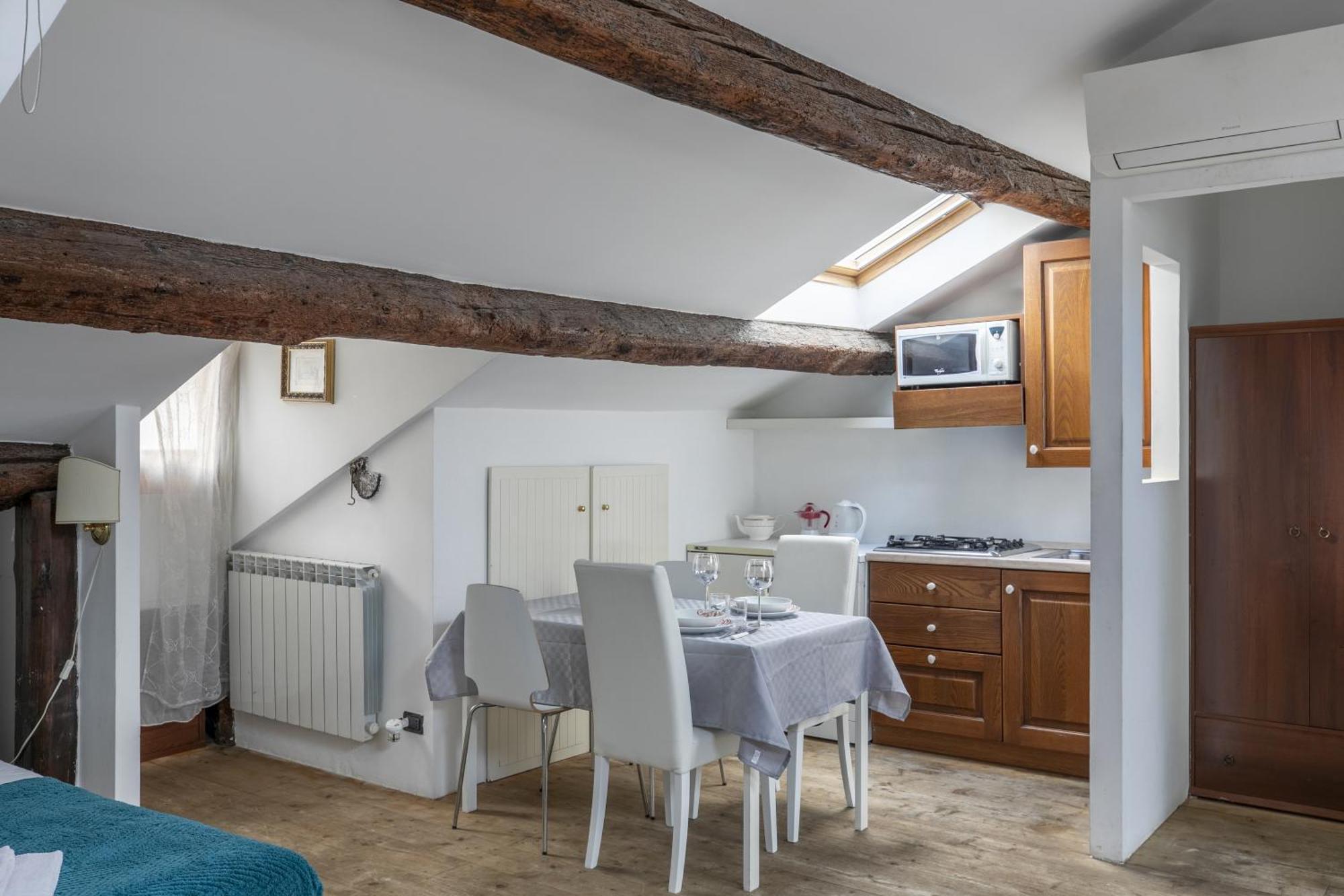 Lovely Attic For 4 Person With Wifi - A/c Apartment *