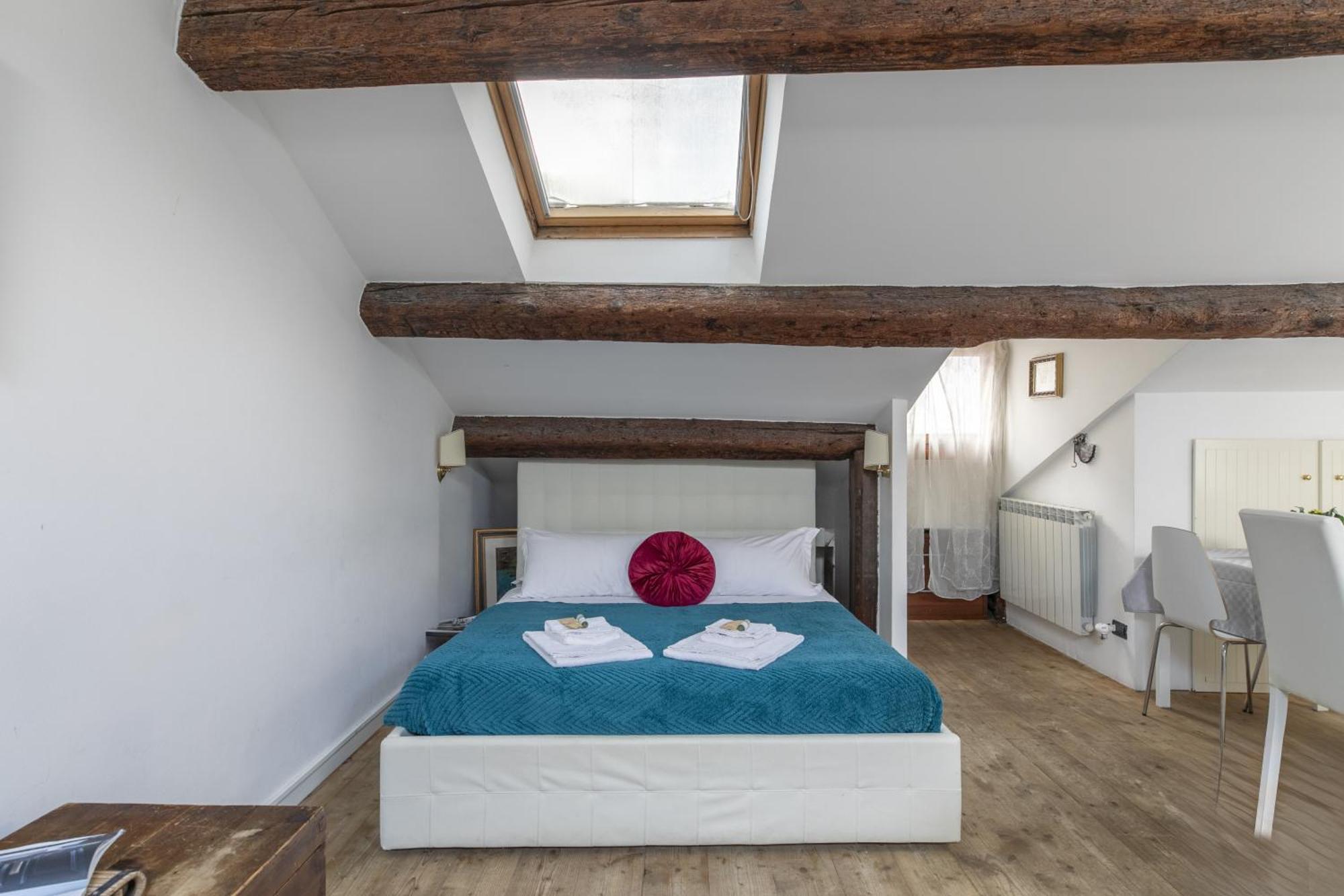 Lovely Attic For 4 Person With Wifi - A/c