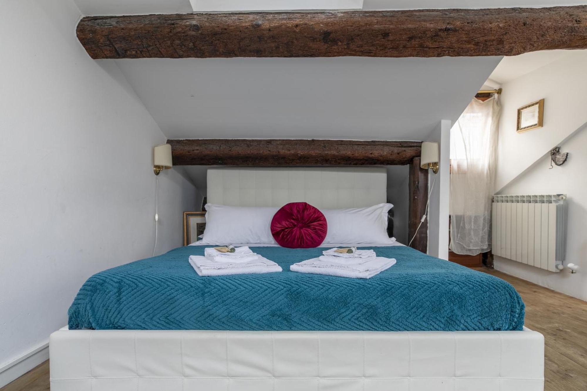 Lovely Attic For 4 Person With Wifi - A/c Apartment