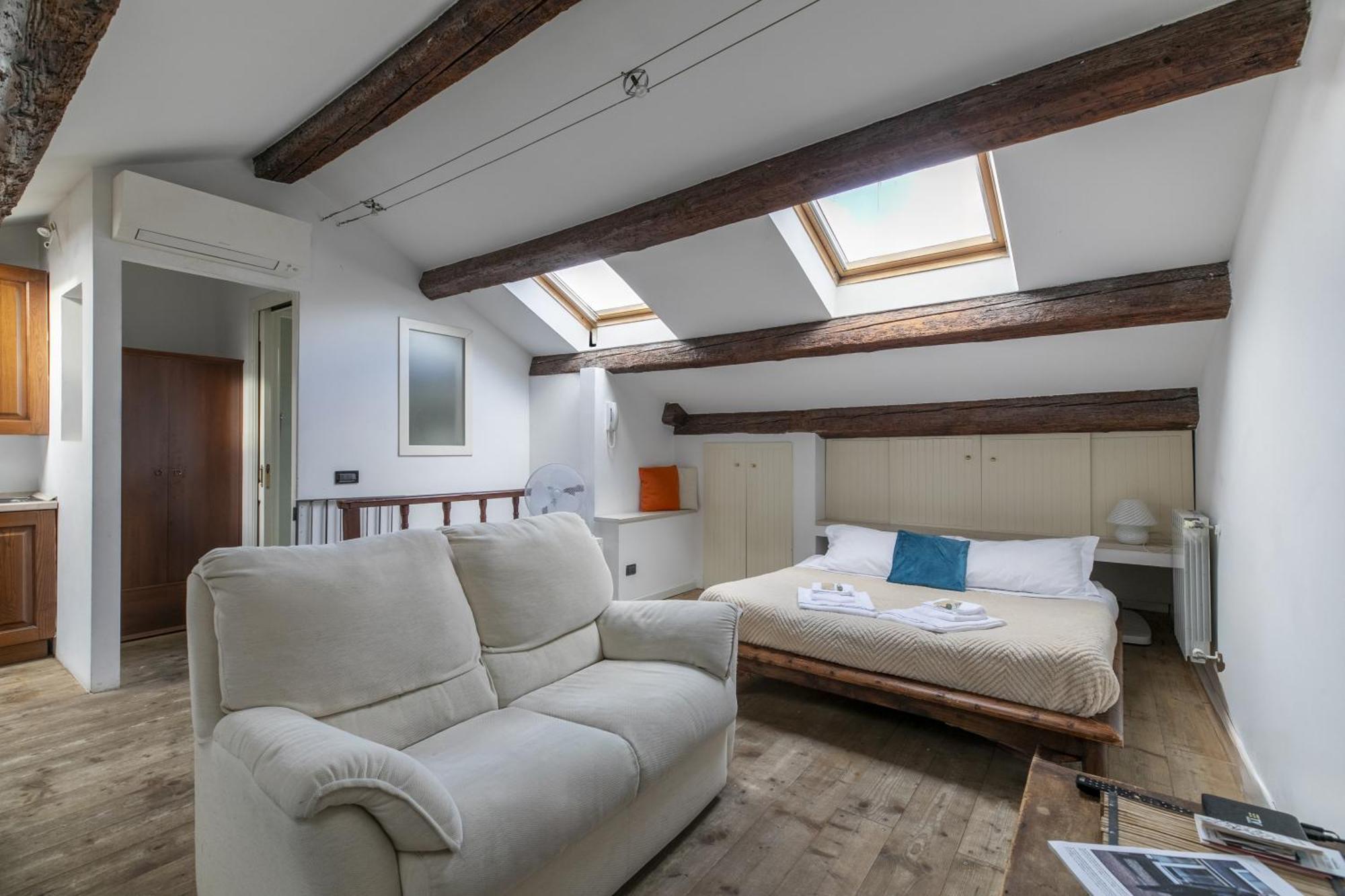 Lovely Attic For 4 Person With Wifi - A/c *