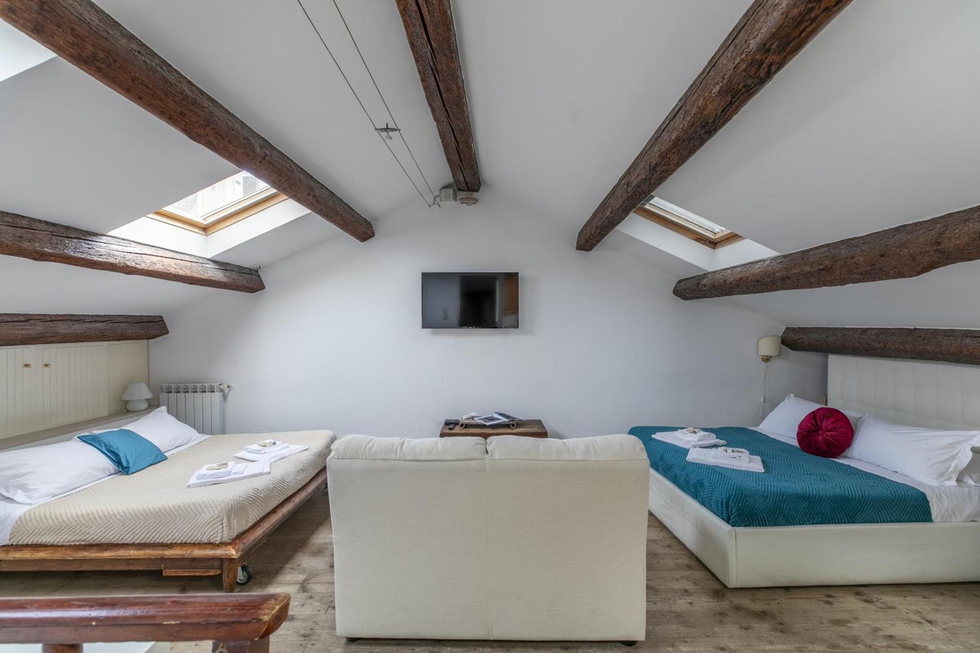Lovely Attic For 4 Person With Wifi - A/c