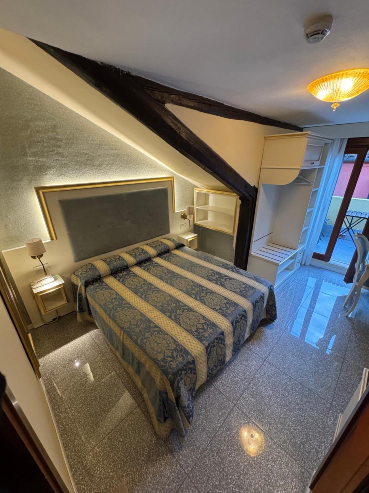 Tivoli Hotel 2*