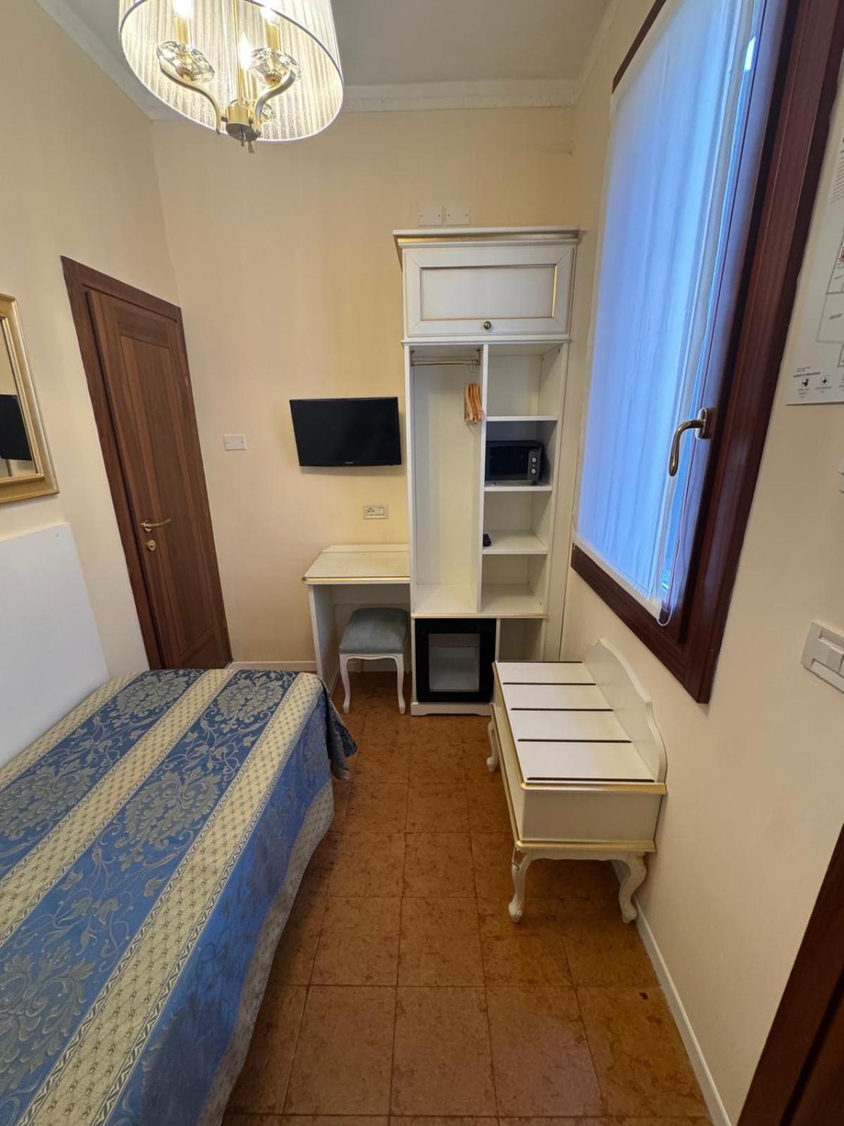 Tivoli Hotel 2*