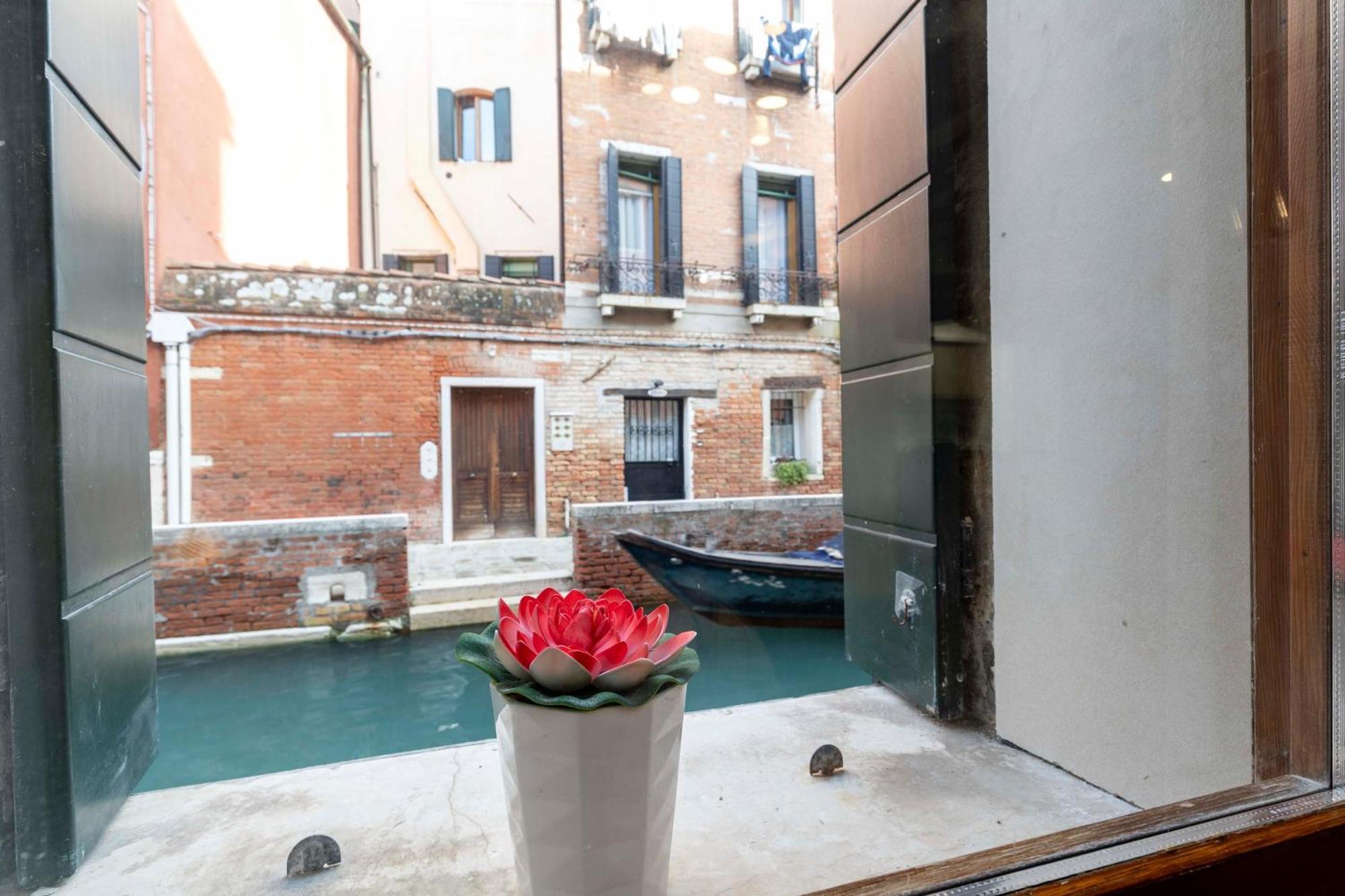 House Canal 1 Venice