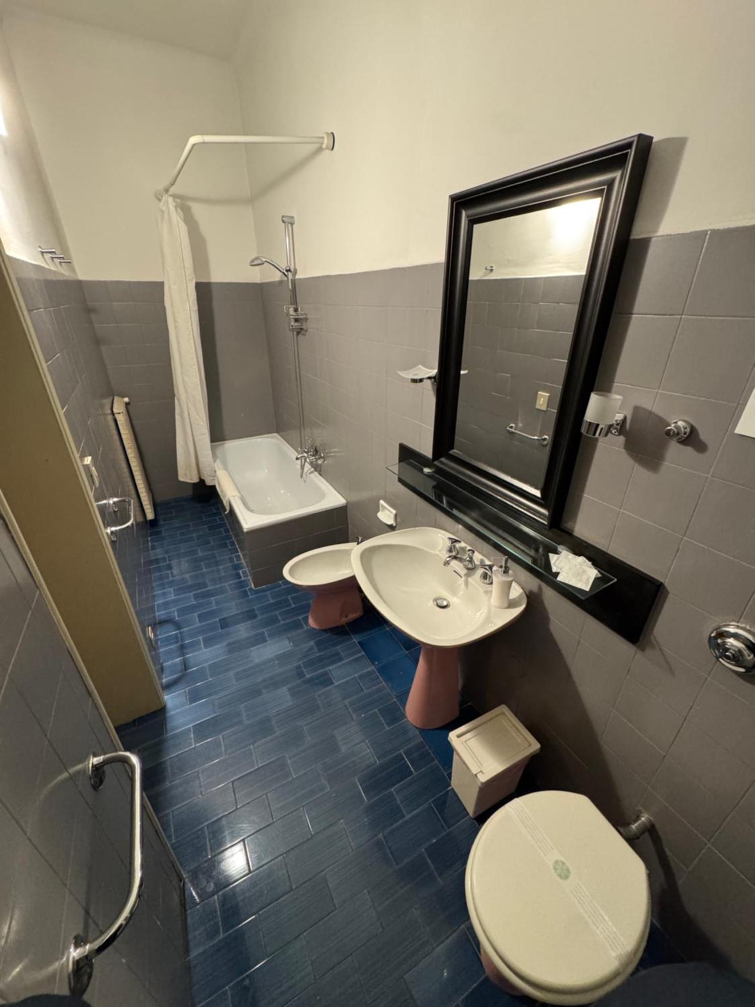 Apartamento Charming Large Palazzo In Center For Up To 9 People