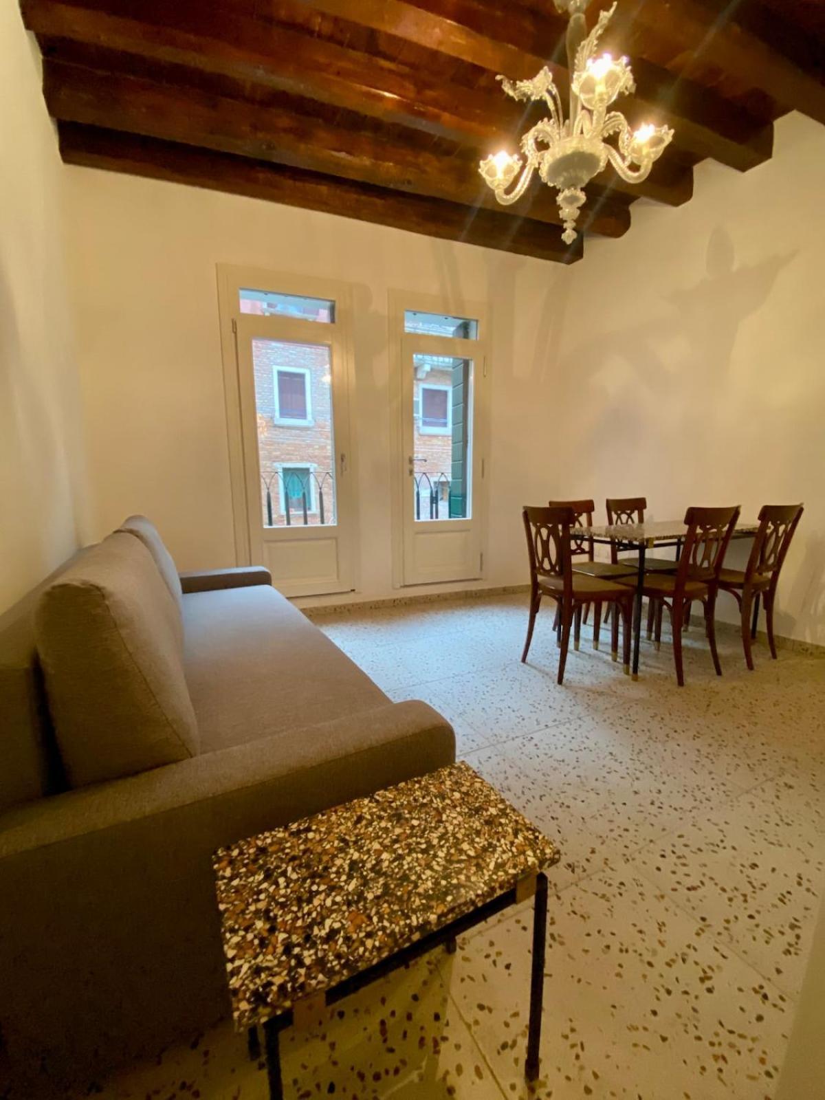 Quiet With Canal View Apartment *