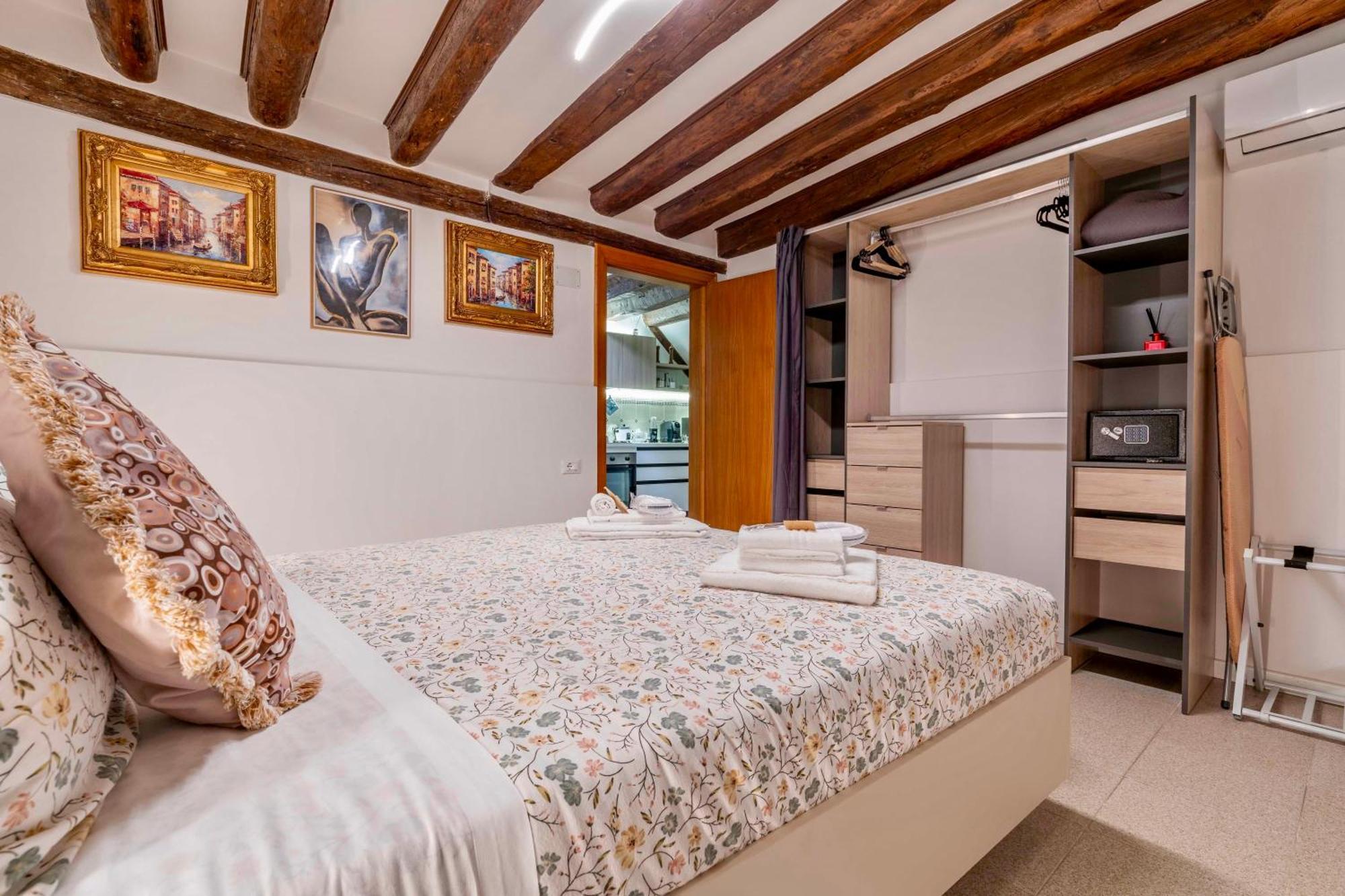 House Canal 1