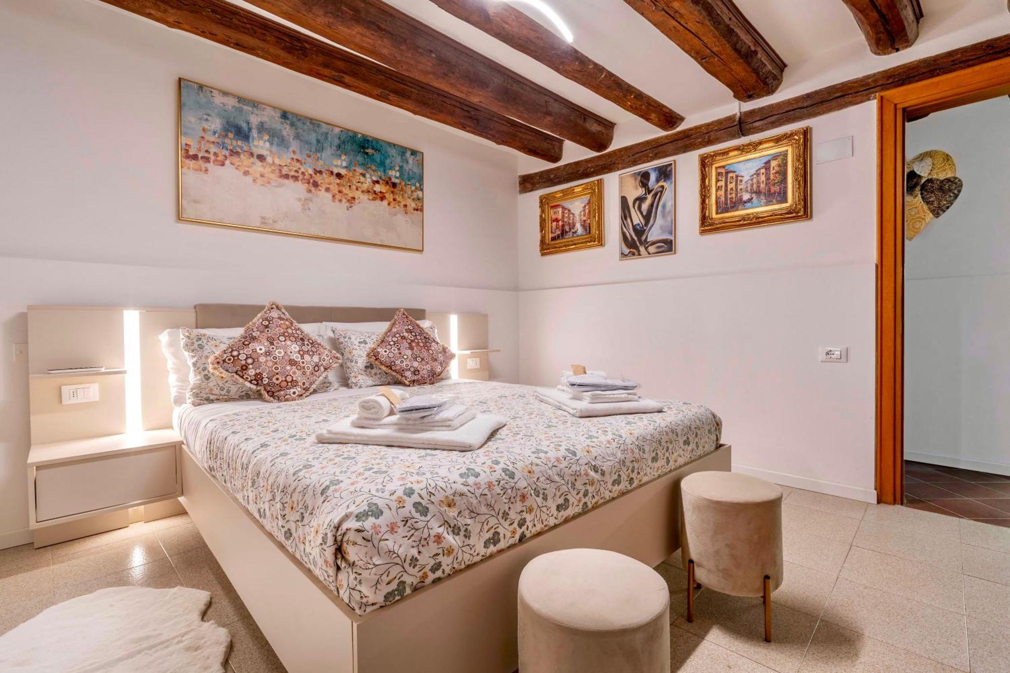 House Canal 1 *