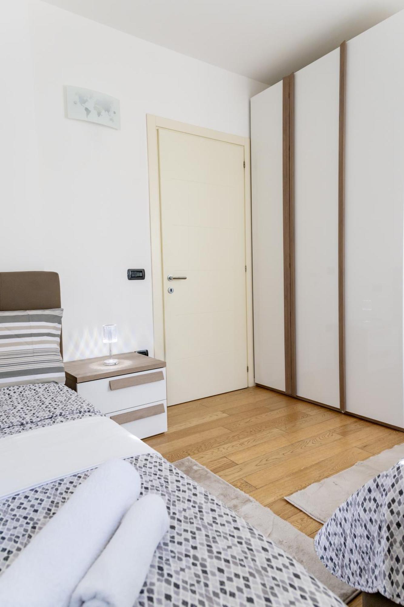 Apartment Charming Two Bedroom *