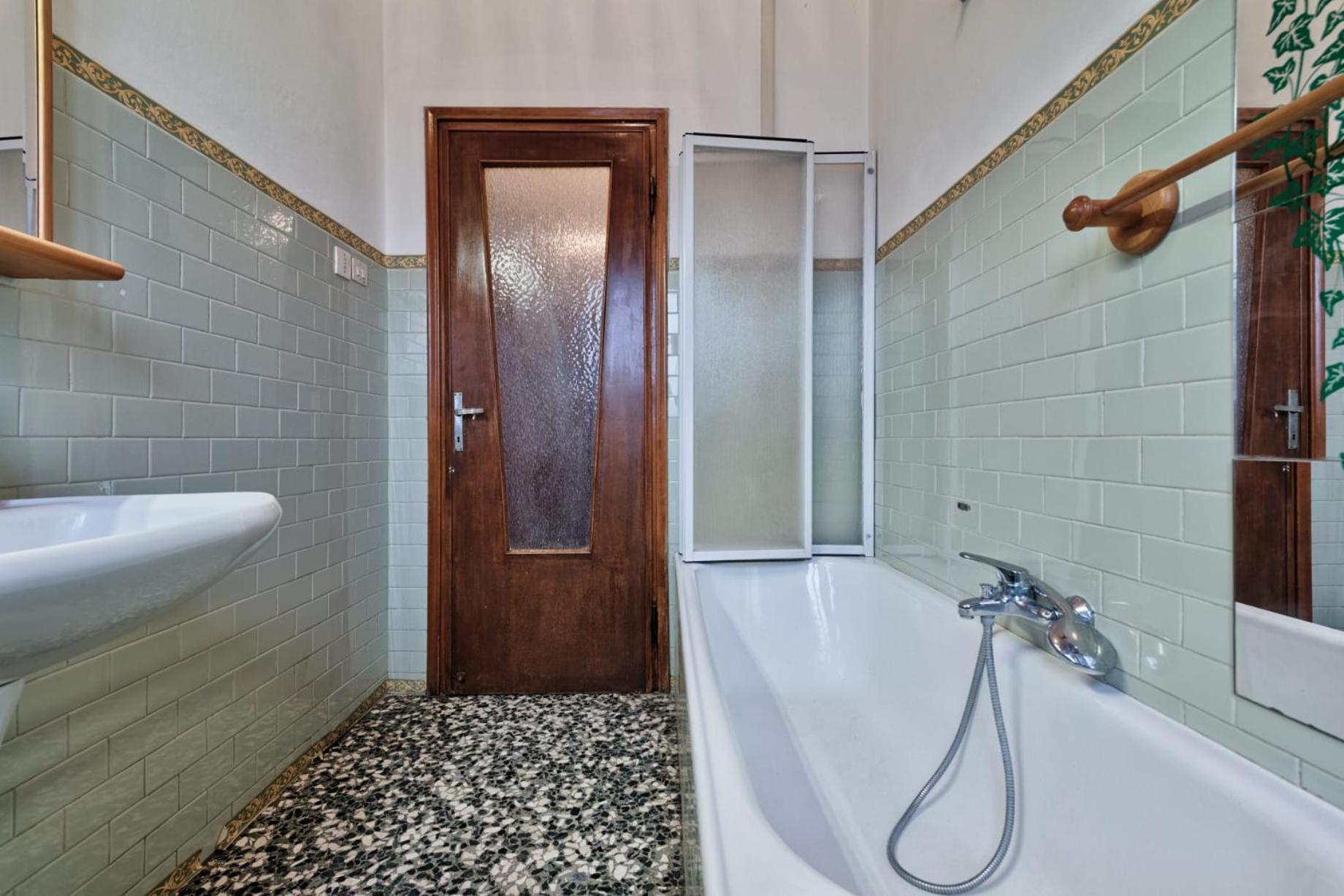 Easy Old Apartment *