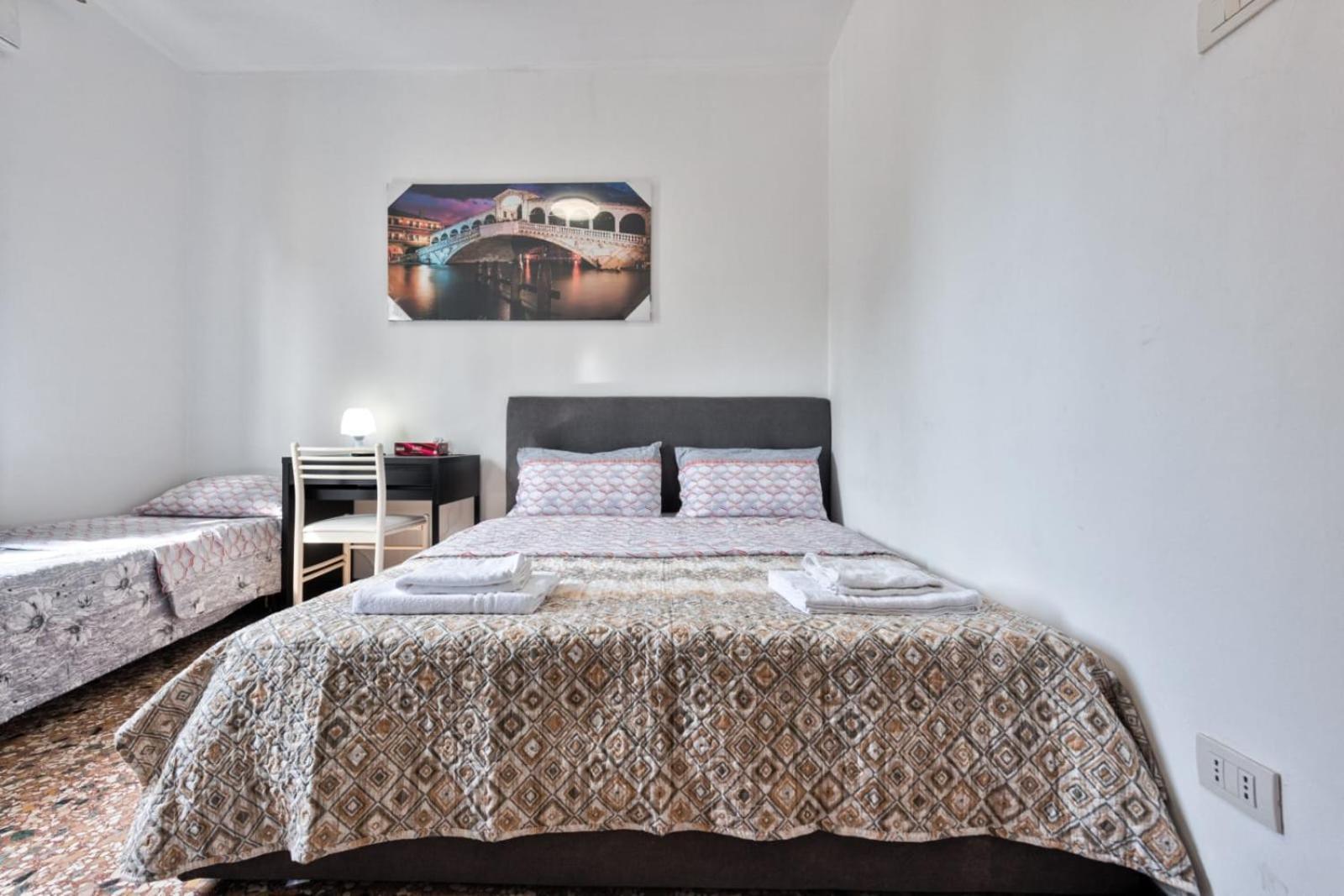 Cozy In With Free Parking Guest house *