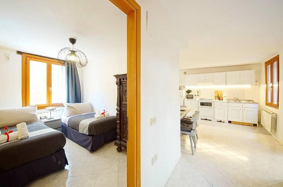 In ! On Whtsapp ! Check The Number From The Photos! Lovely Apartment Venice