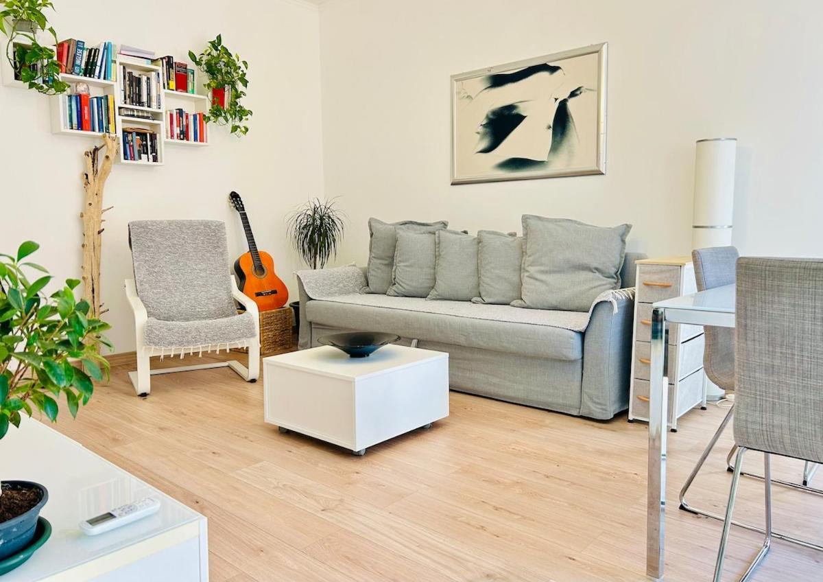 10 Min To Modern & Cozy Apartment