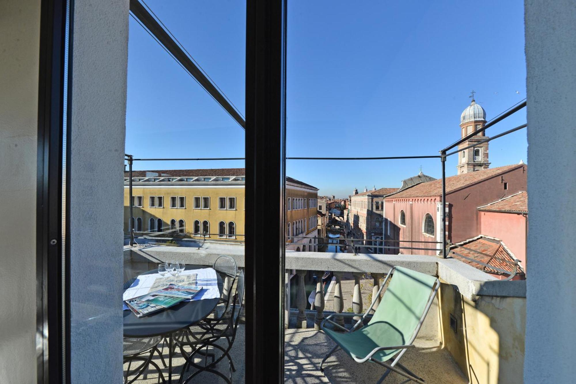 Apartment Homes & Holidays *