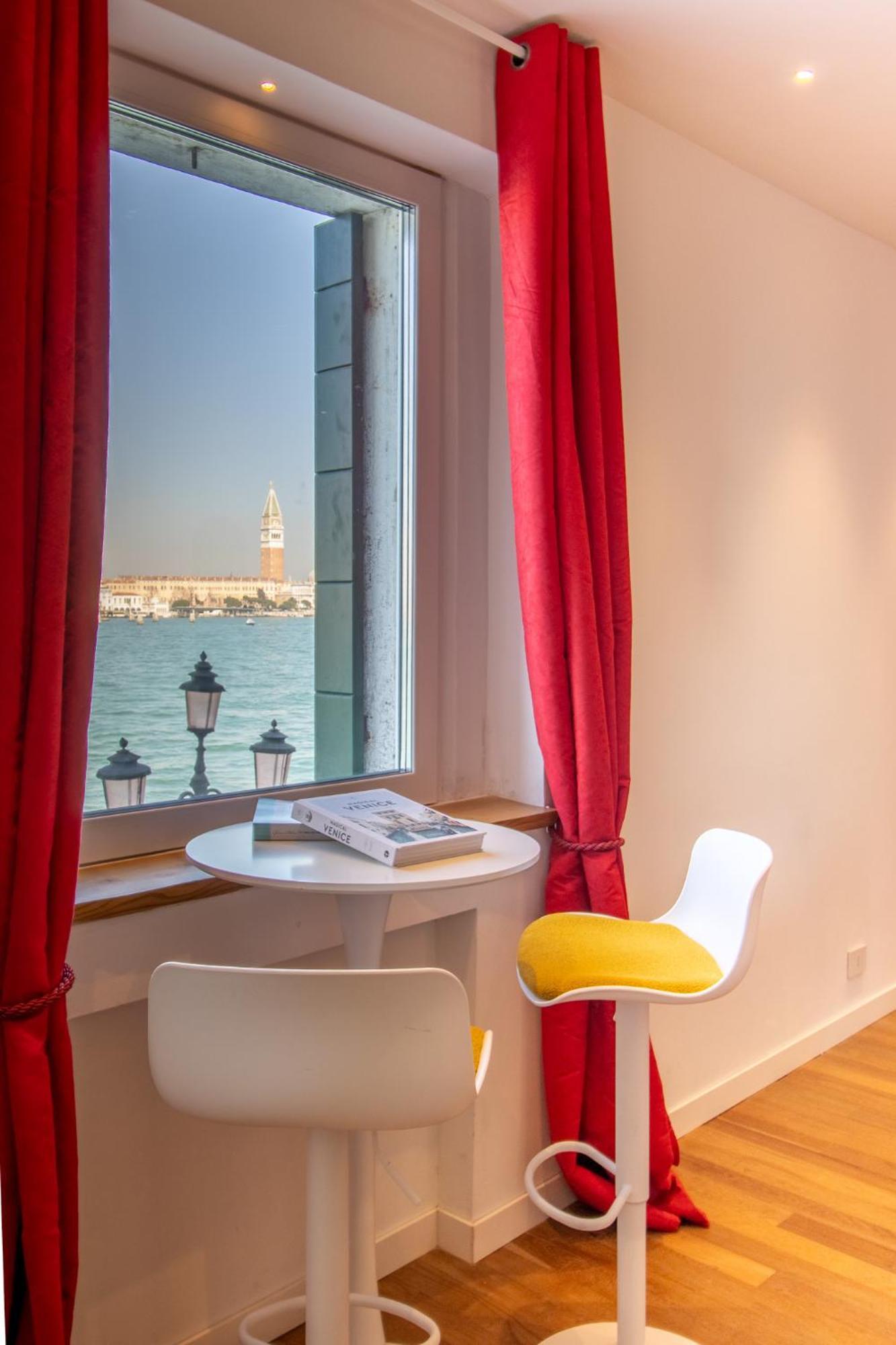 3 Windows On St Mark - Waterfront Apartment Venice