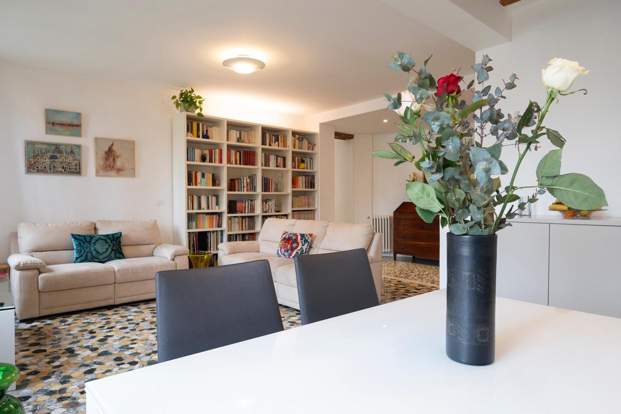 Stupendo Luxury Canal & Garden View Apartment Venice