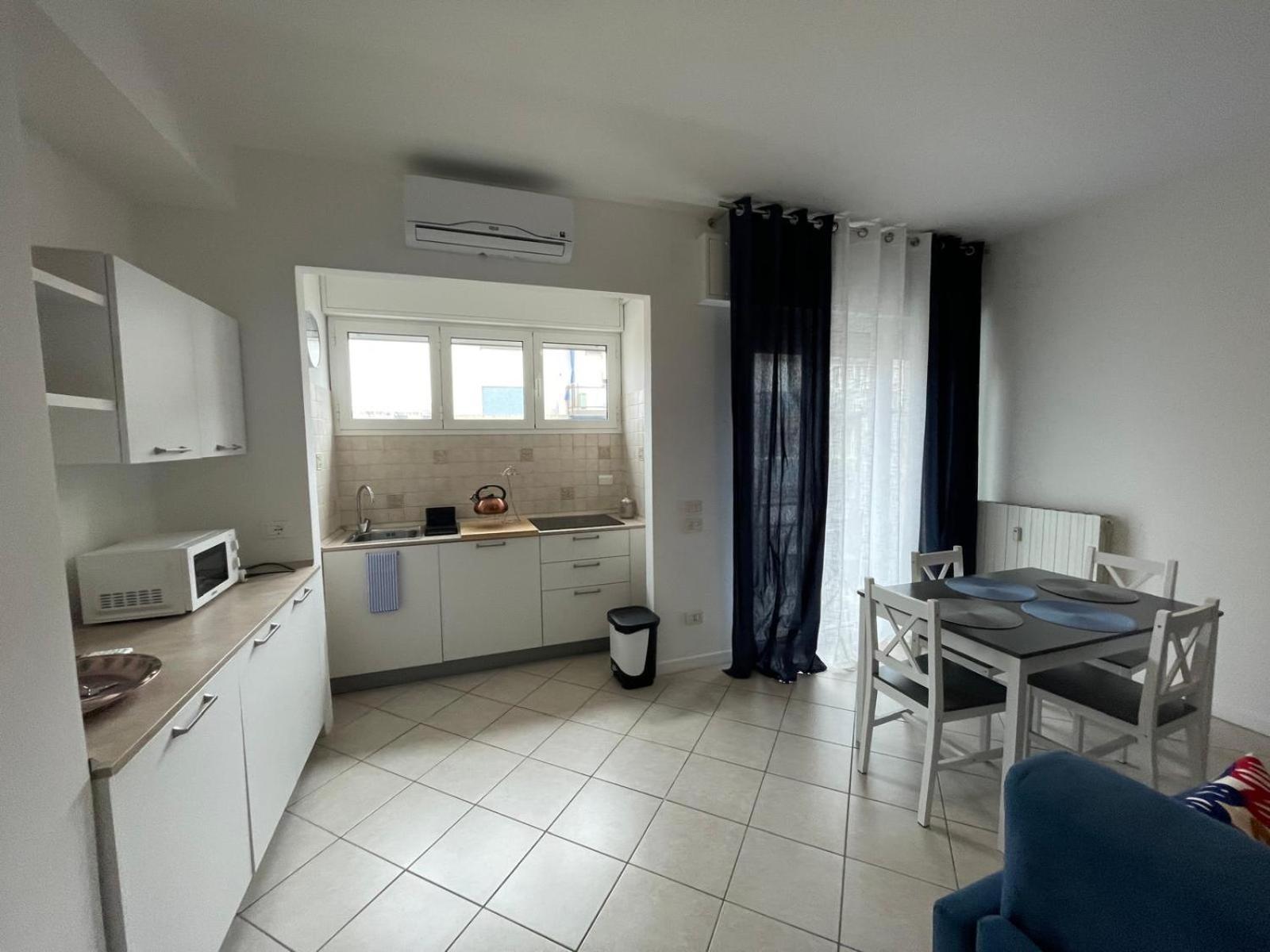 Queen Train Station Noemi & Angel Apartment