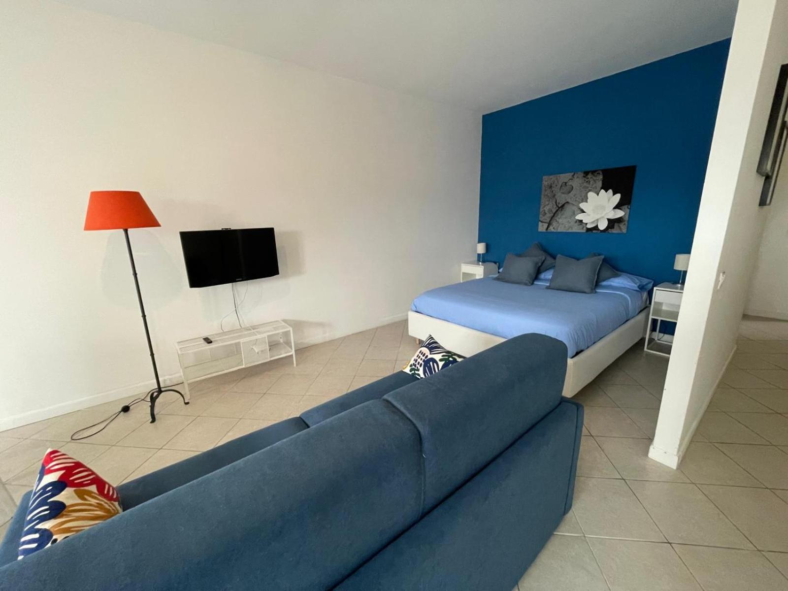 Queen Train Station Noemi & Angel Apartment