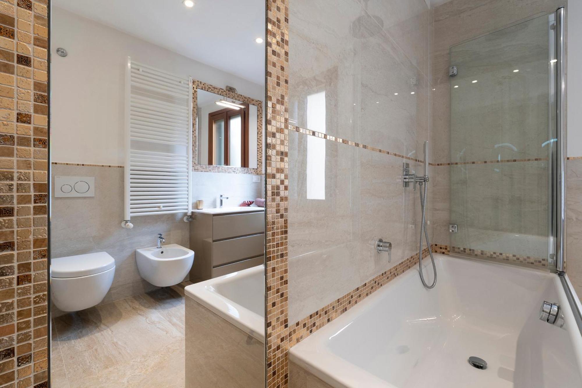 Stupendo Luxury Canal & Garden View Apartment Venice