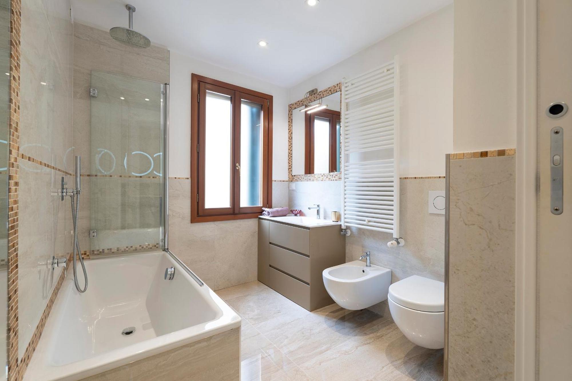 Stupendo Luxury Canal & Garden View Apartment Venice
