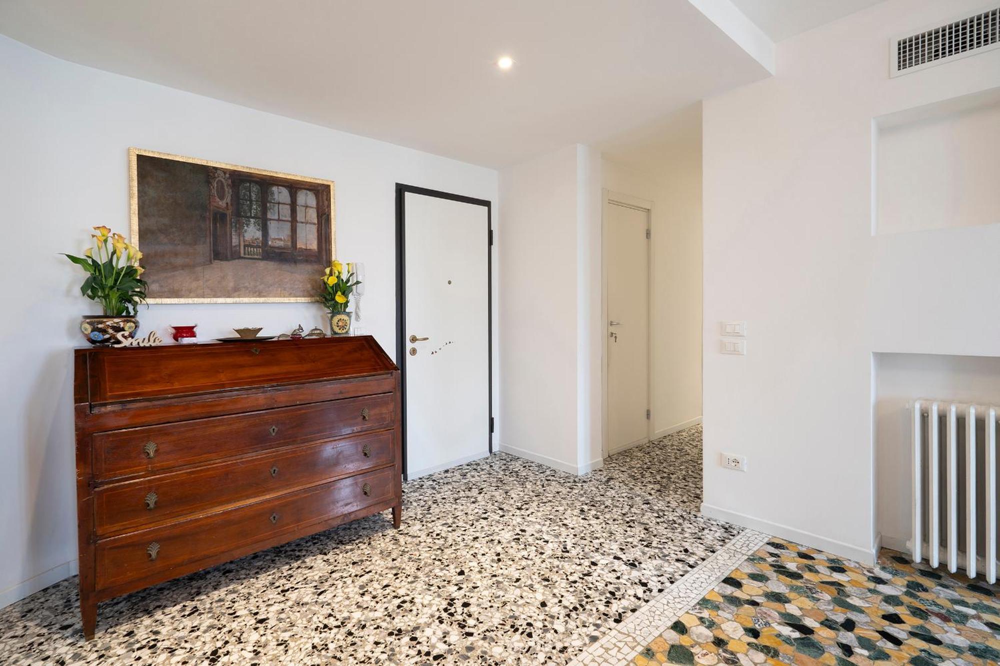 Stupendo Luxury Canal & Garden View Apartment