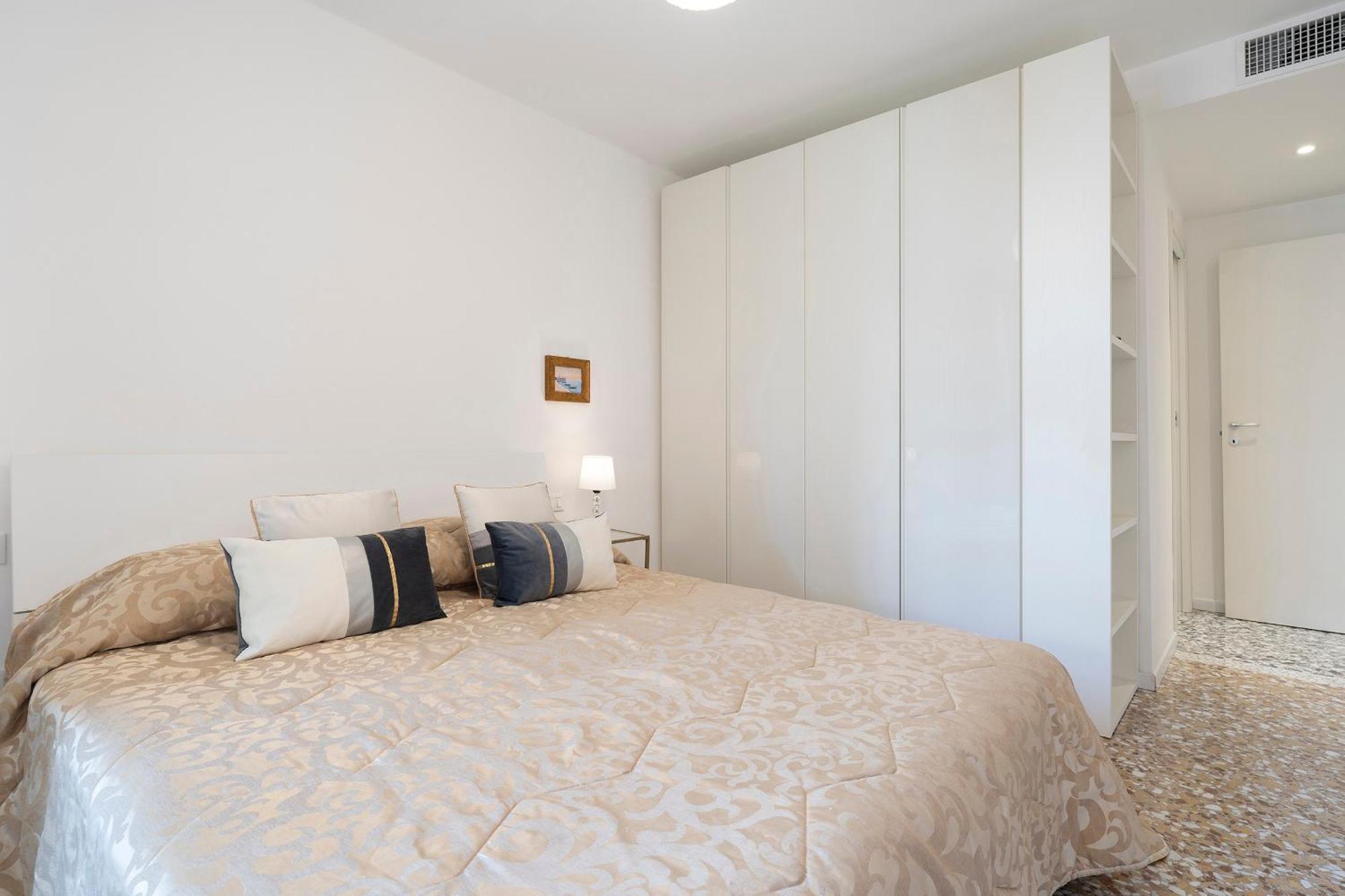 Stupendo Luxury Canal & Garden View Apartment Venice