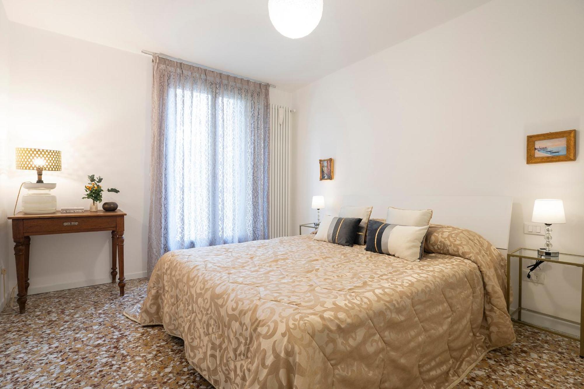 Stupendo Luxury Canal & Garden View Apartment