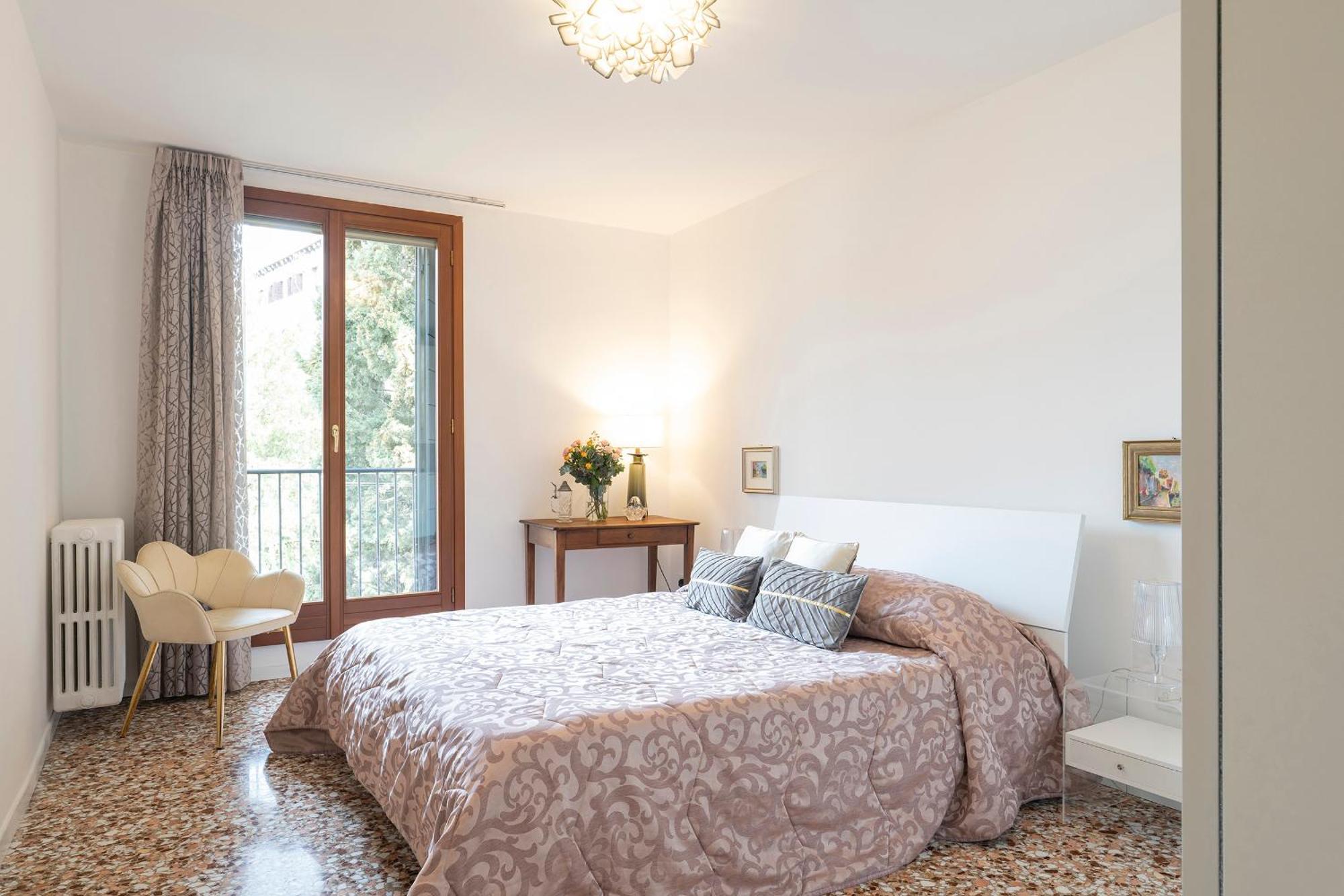 Stupendo Luxury Canal & Garden View Apartment