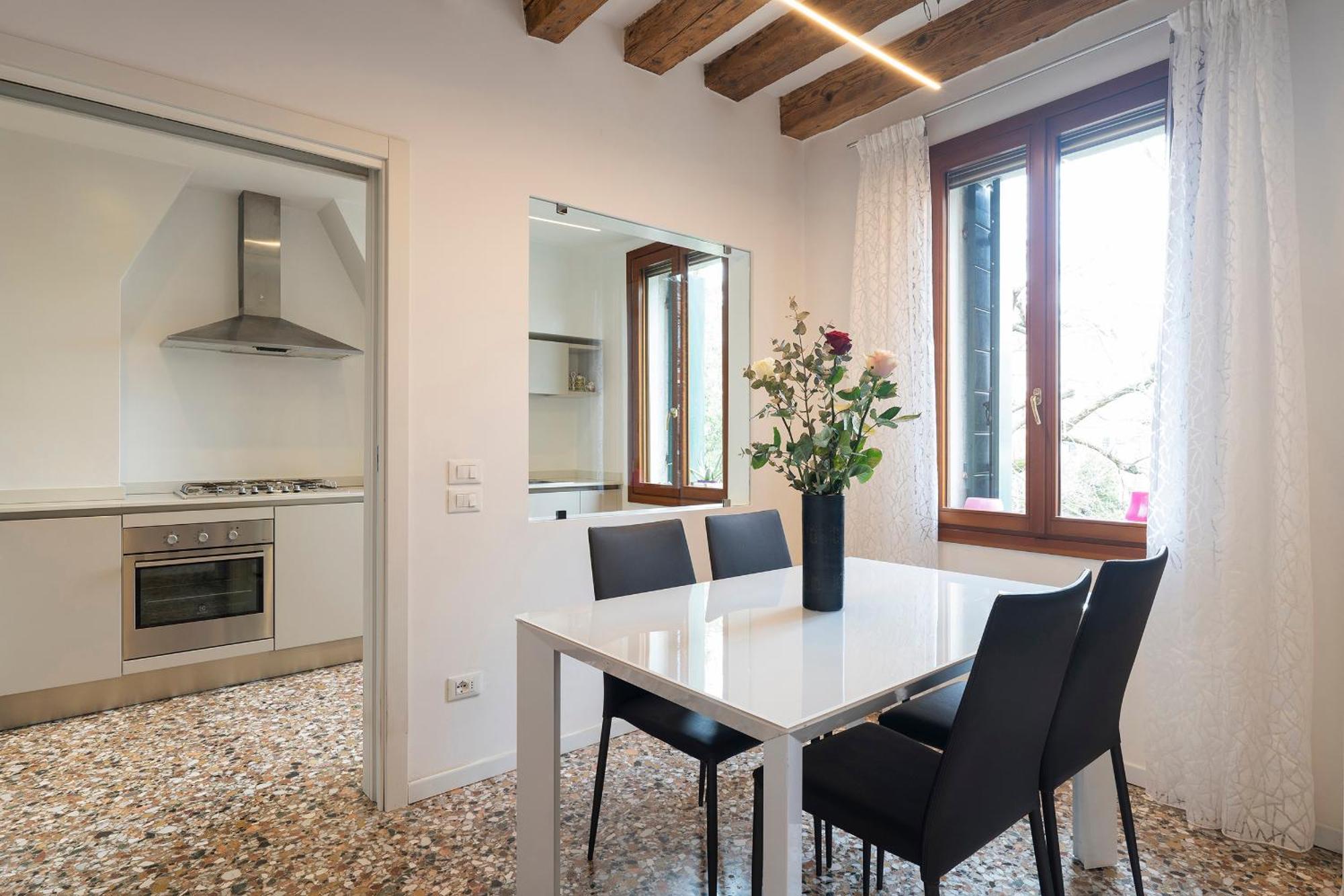 Stupendo Luxury Canal & Garden View Apartment