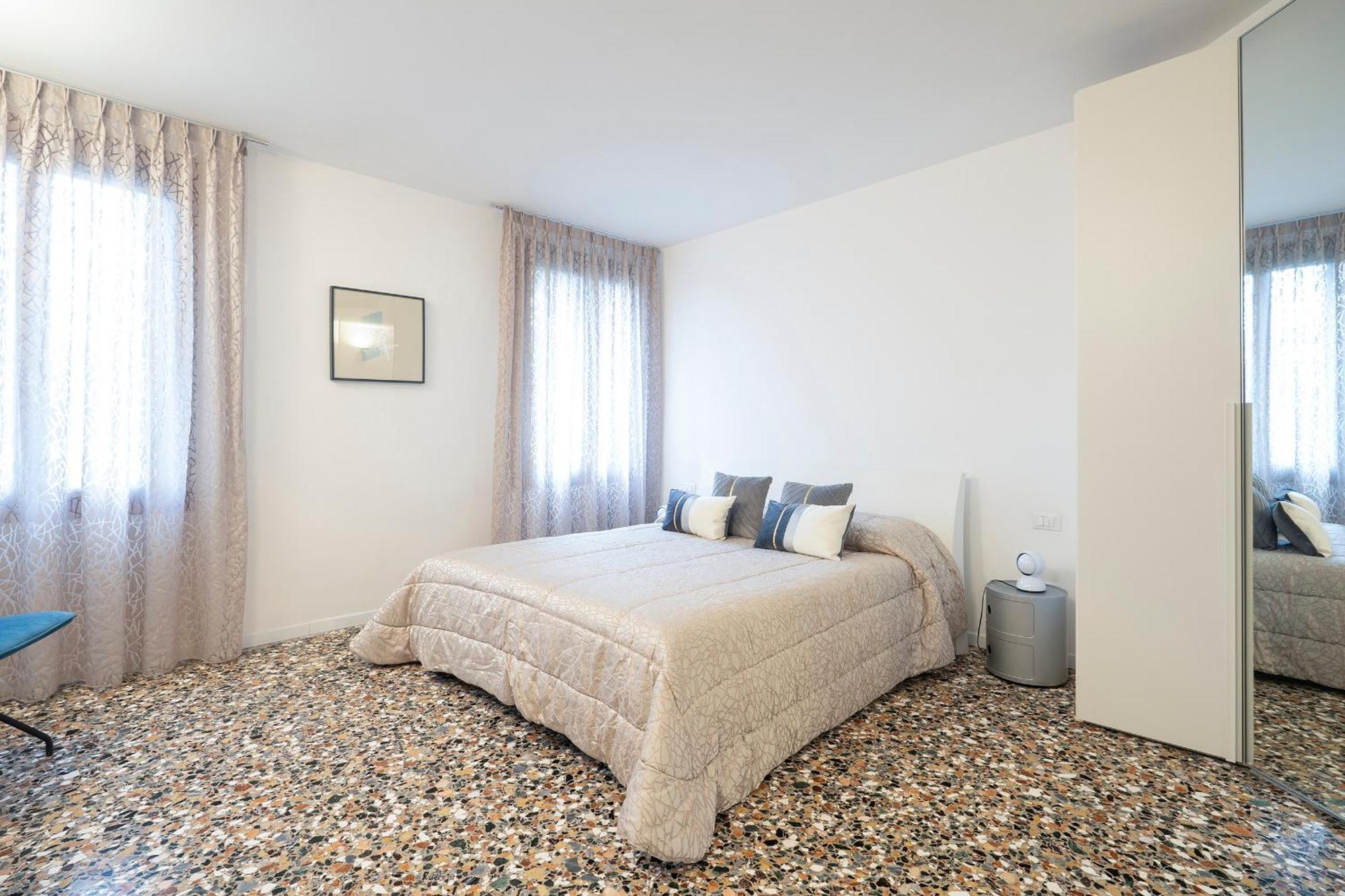 Stupendo Luxury Canal & Garden View Apartment