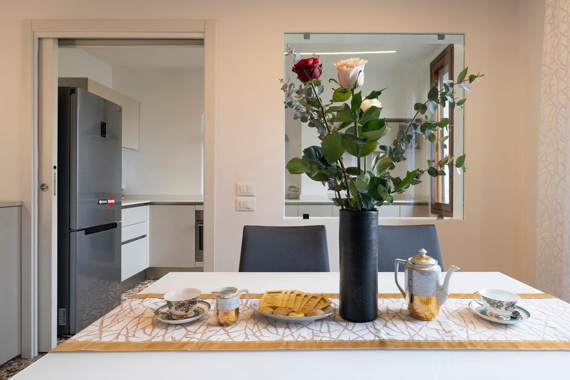 Stupendo Luxury Canal & Garden View Apartment