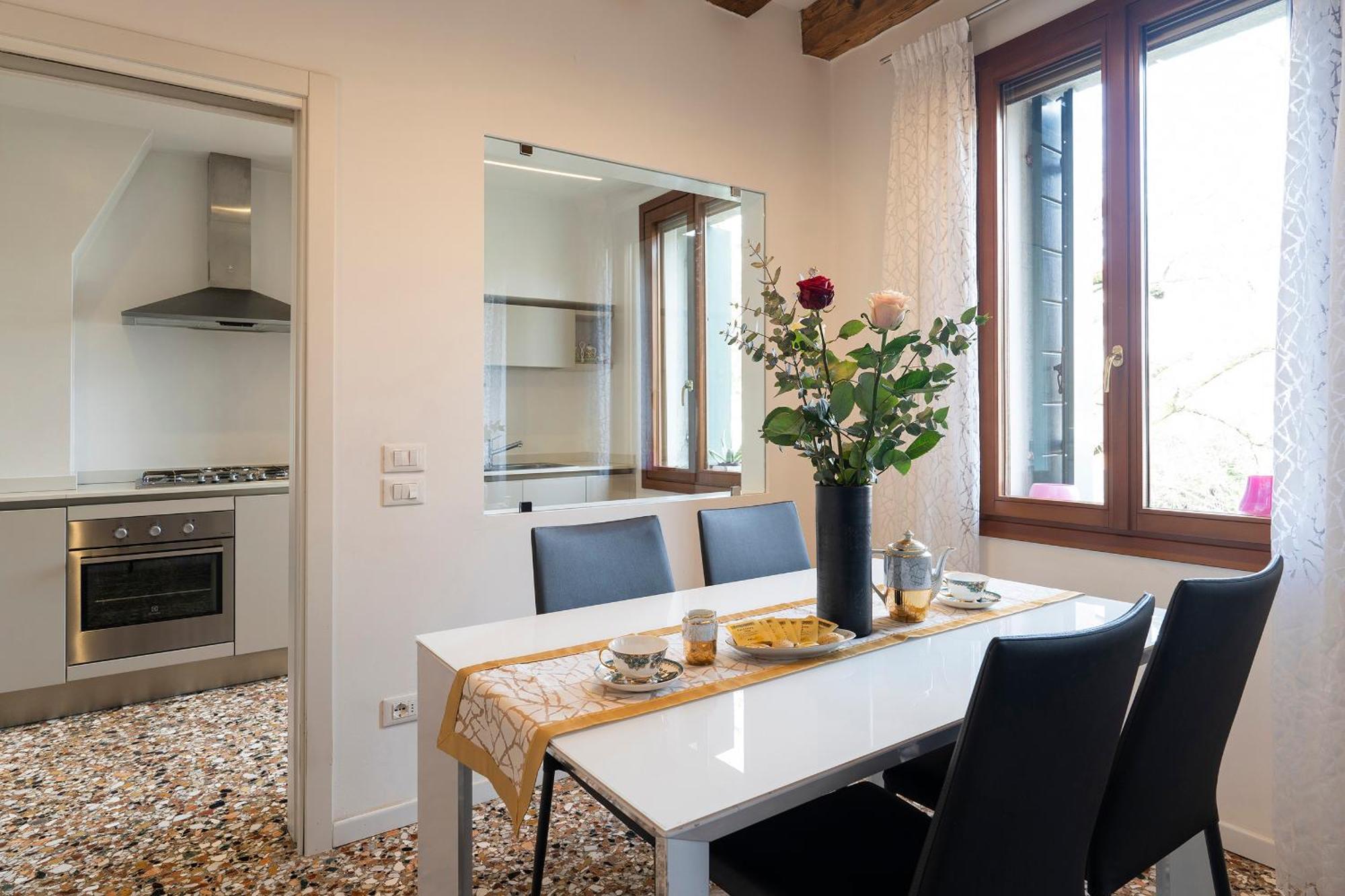 Stupendo Luxury Canal & Garden View Apartment