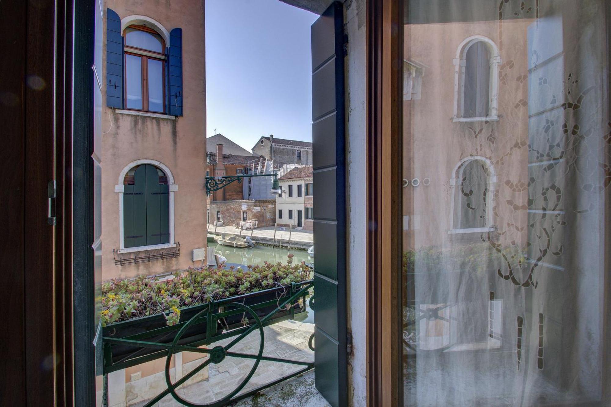Cross-Canal Set Venice