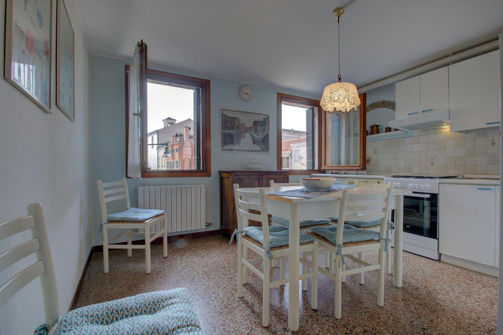 Apartment Cross-Canal Set Venice
