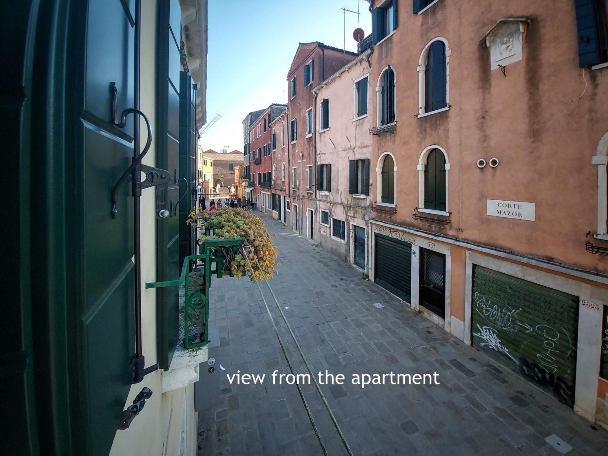 Cross-Canal Set Venice