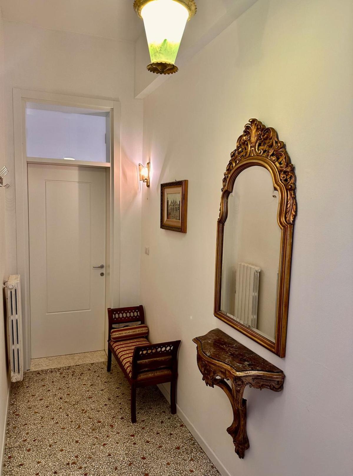 Campo San Polo Canal View Apartment