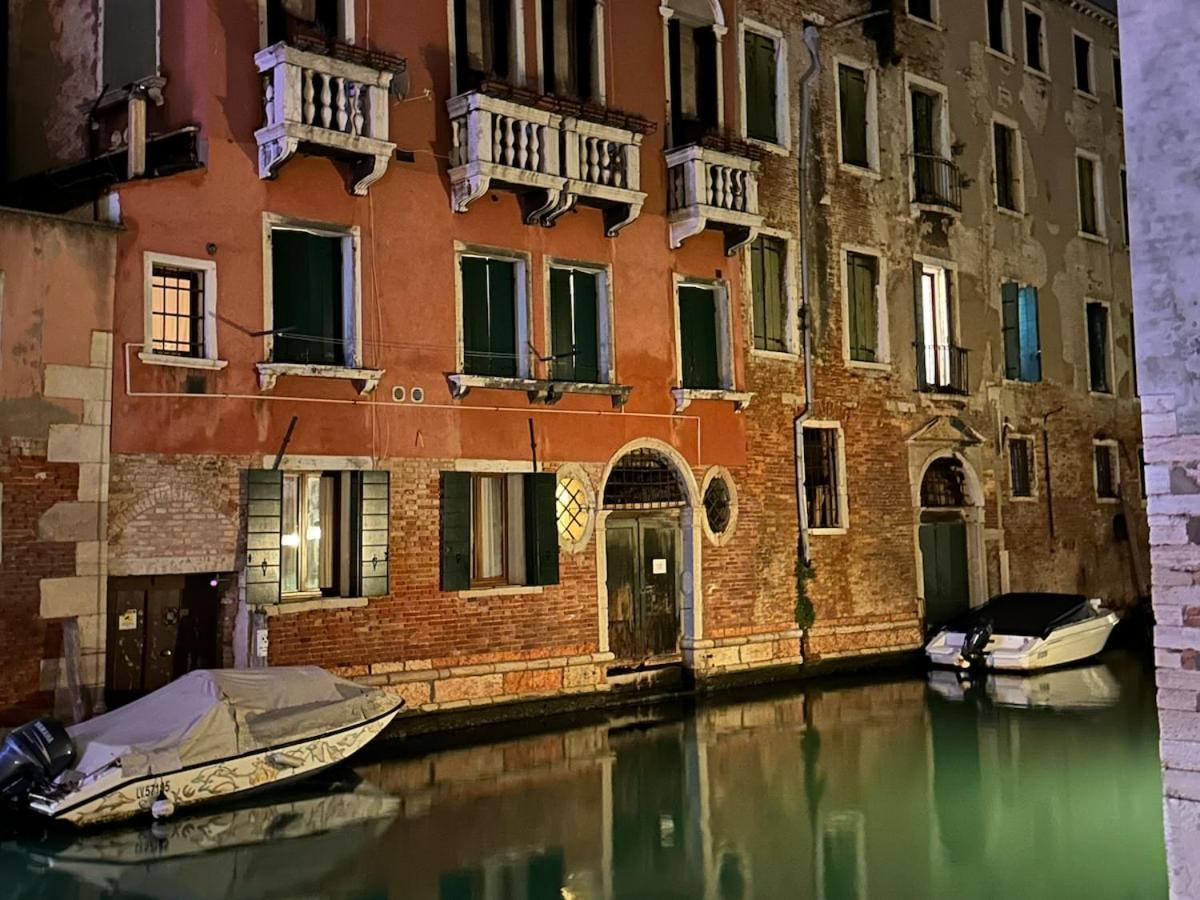 Apartment Campo San Polo Canal View Venice