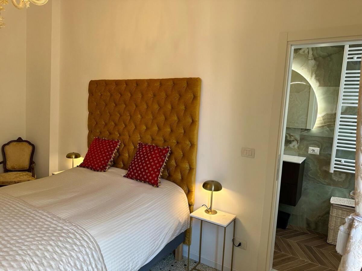 Campo San Polo Canal View Apartment