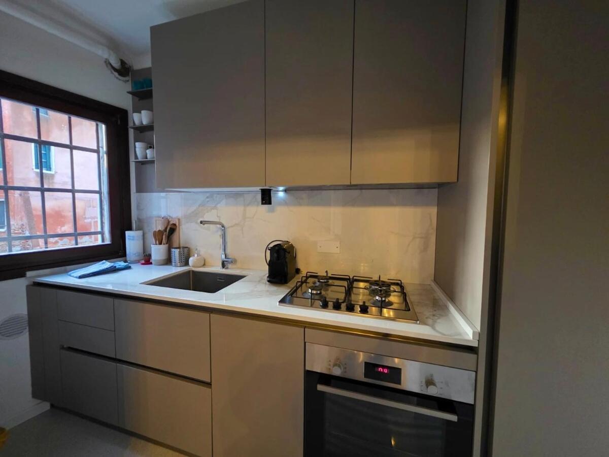 Campo San Polo Canal View Apartment Venice