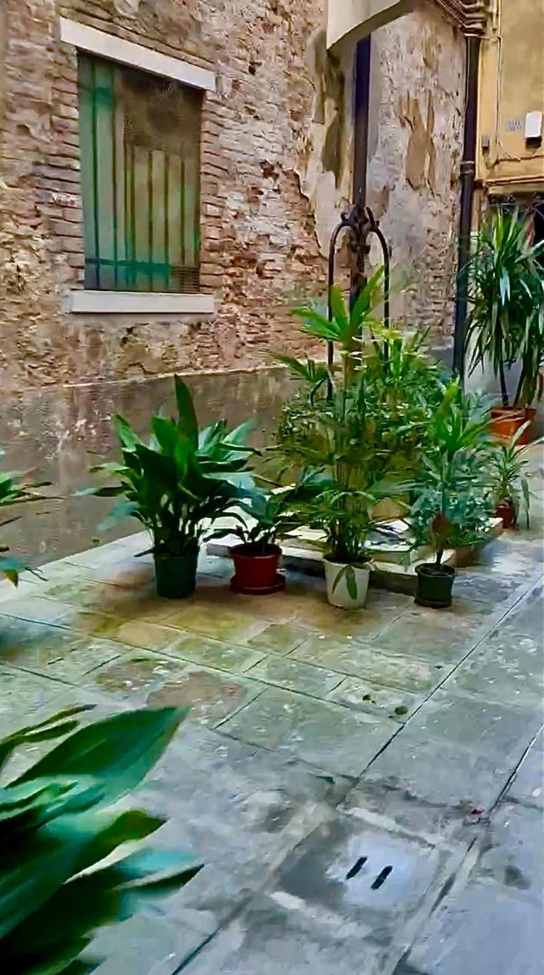 Campo San Polo Canal View Apartment Venice