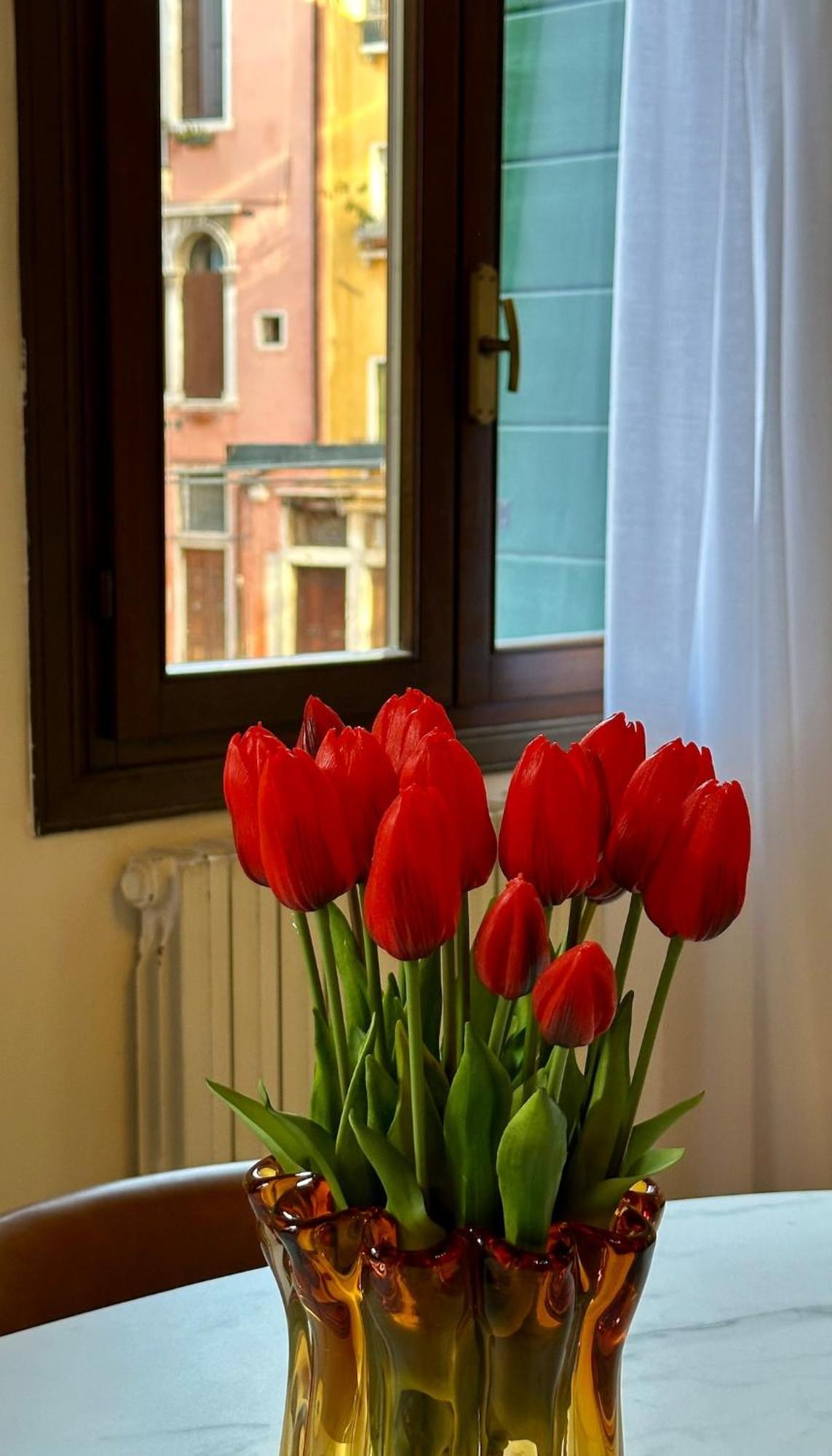 Campo San Polo Canal View Apartment