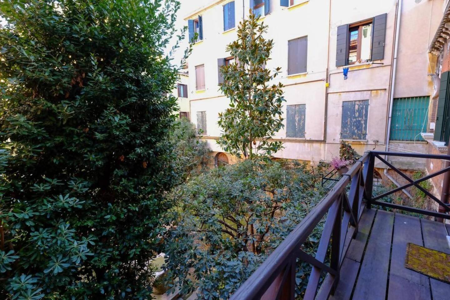 Rio Ca Foscari A San Pantalon *