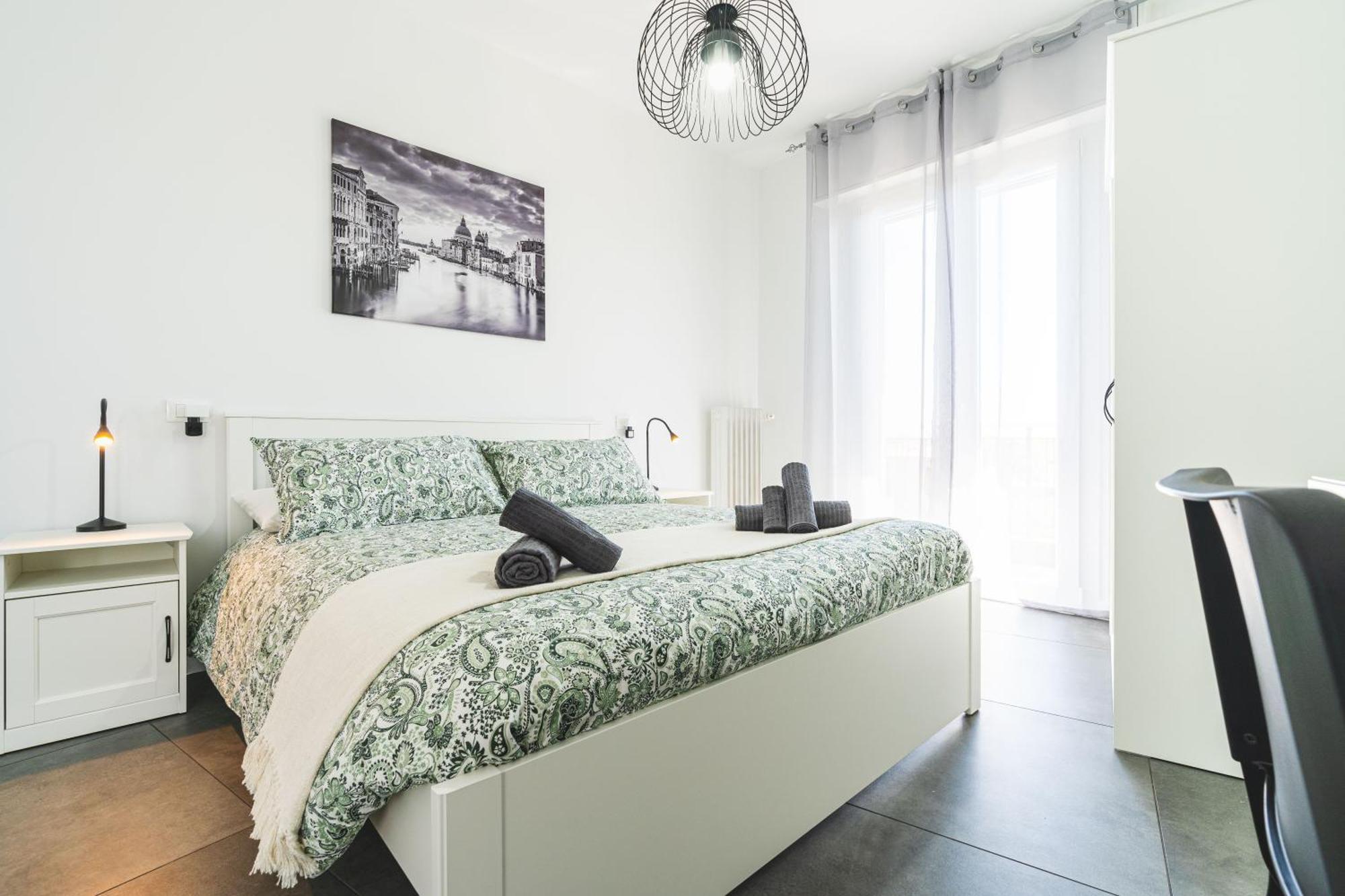 7 Beds, Minutes From Venice, Not To Be Missed Apartment *