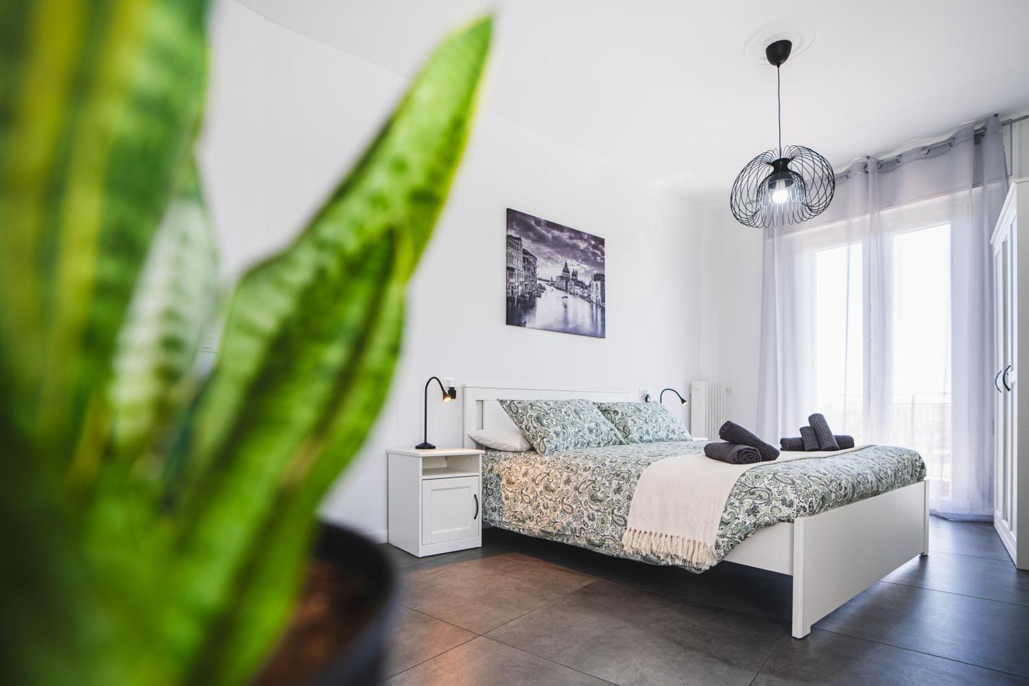 7 Beds, Minutes From Venice, Not To Be Missed Apartment *