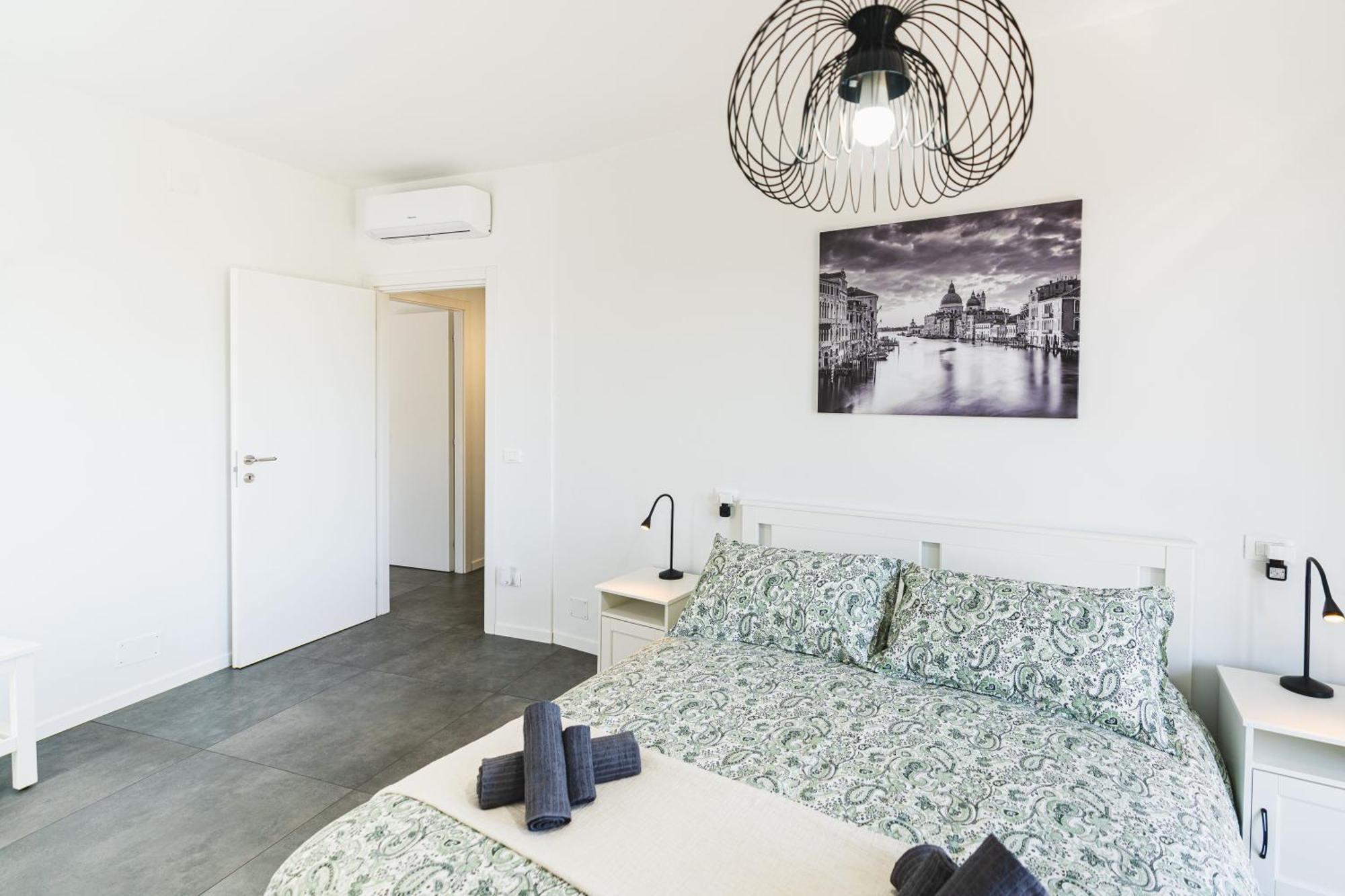 7 Beds, Minutes From Venice, Not To Be Missed Venice