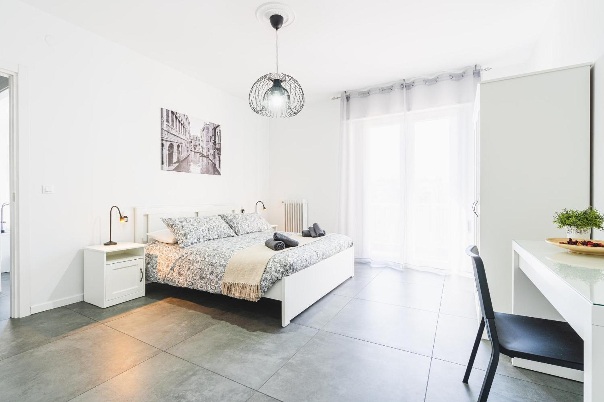 7 Beds, Minutes From Venice, Not To Be Missed *