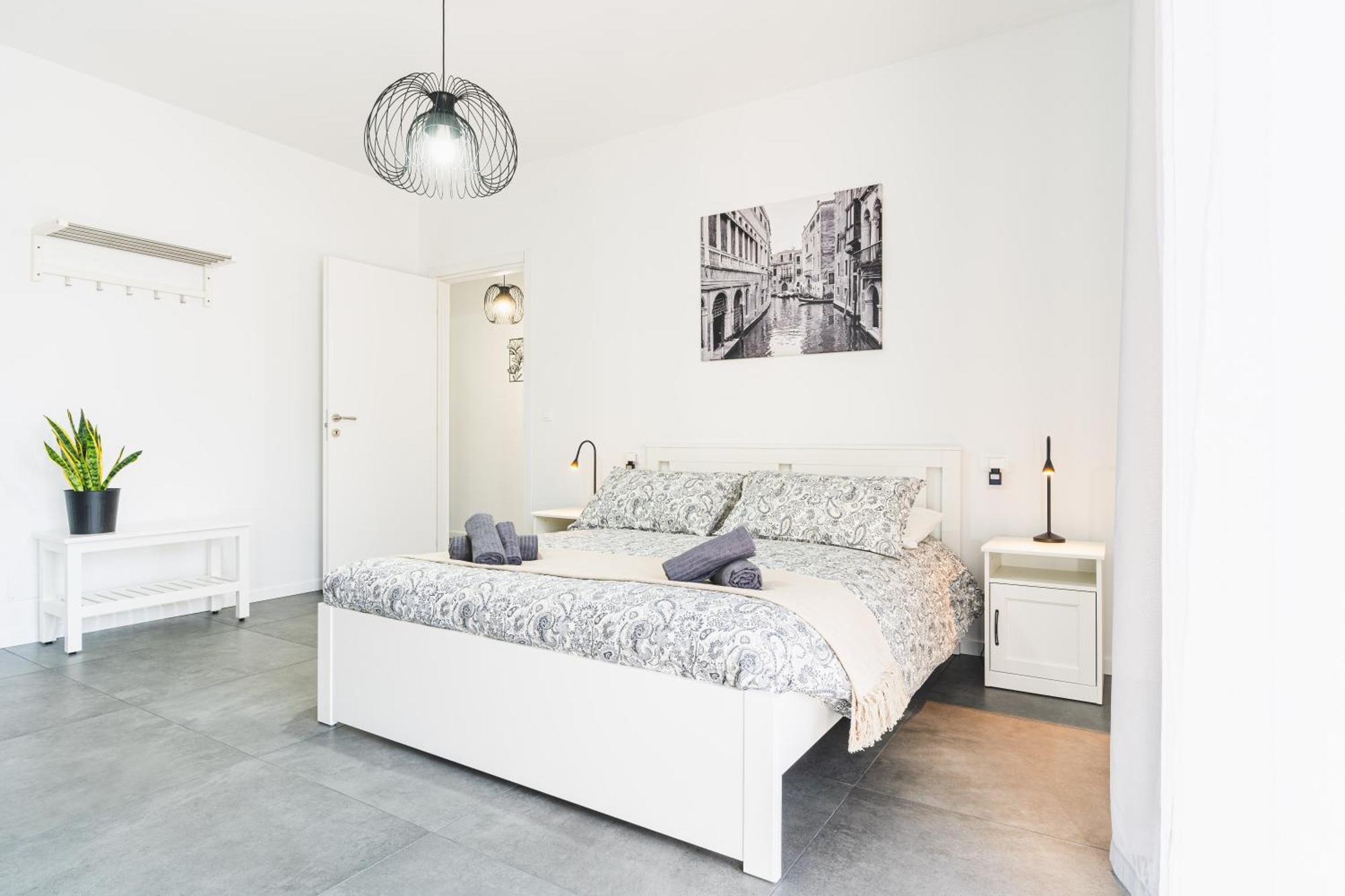7 Beds, Minutes From Venice, Not To Be Missed Venice