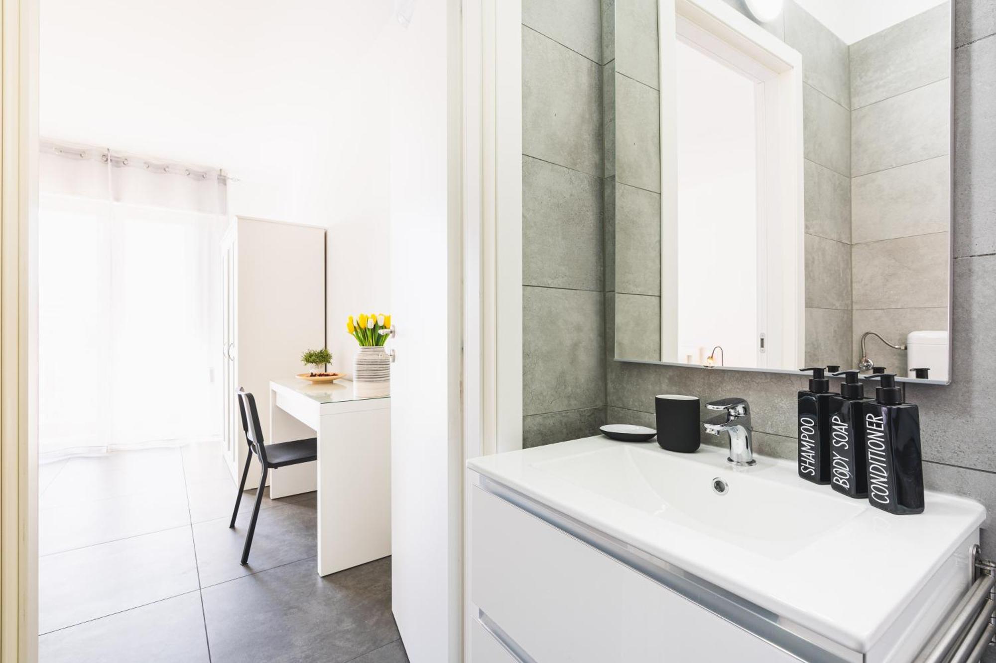 7 Beds, Minutes From Venice, Not To Be Missed Apartment