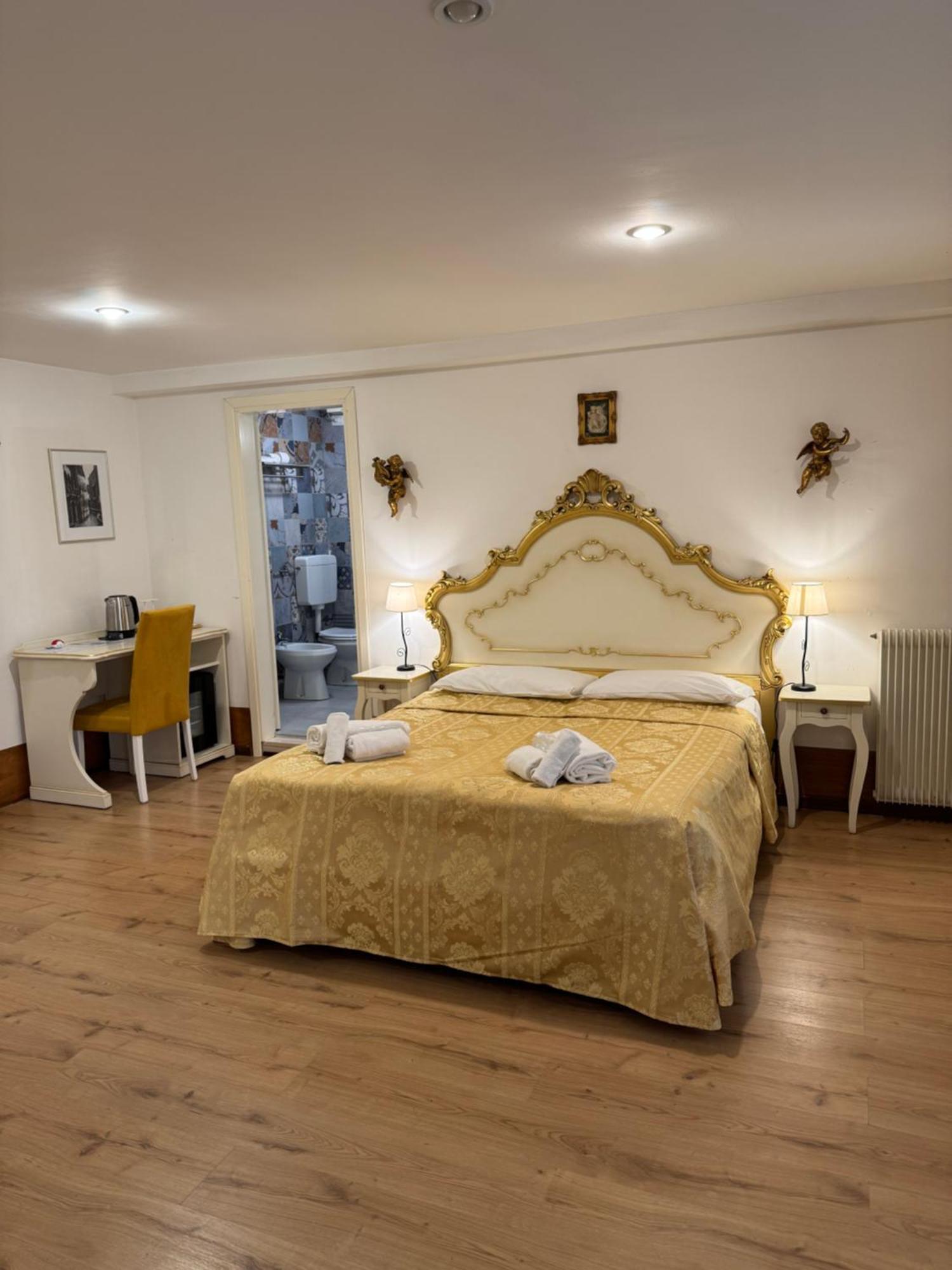 Ca' De Le Capuzine * Venice